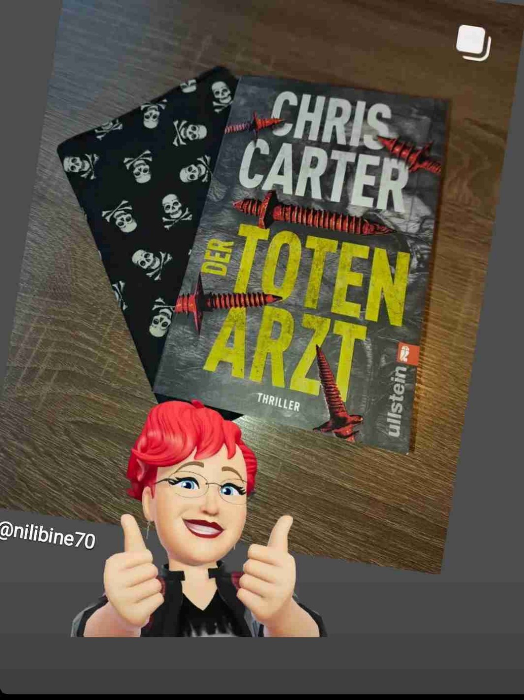 Was hat er geschrieben? Er hofft, dass mich der "Slow Burn" Anfang nicht enttäuscht. HAHA 🤣 Sehr witzig, der Herr Carter!
Für mich war das einfach nur nervenaufreibend! Ich konnts kaum aus der Hand legen, war sauer, wenn ich das Lesen für so unwichtige Dinge wie Arbeiten oder Schlafen unterbrechen musste 😉
Es mag sein, dass er hier nicht direkt ein Monsterfeuerwerk mit viel Blut gezündet hat. Dafür hat er ganz geschickt auf andere Art auf zumindest meinen Nerven Klavier gespielt.
Großartig!
