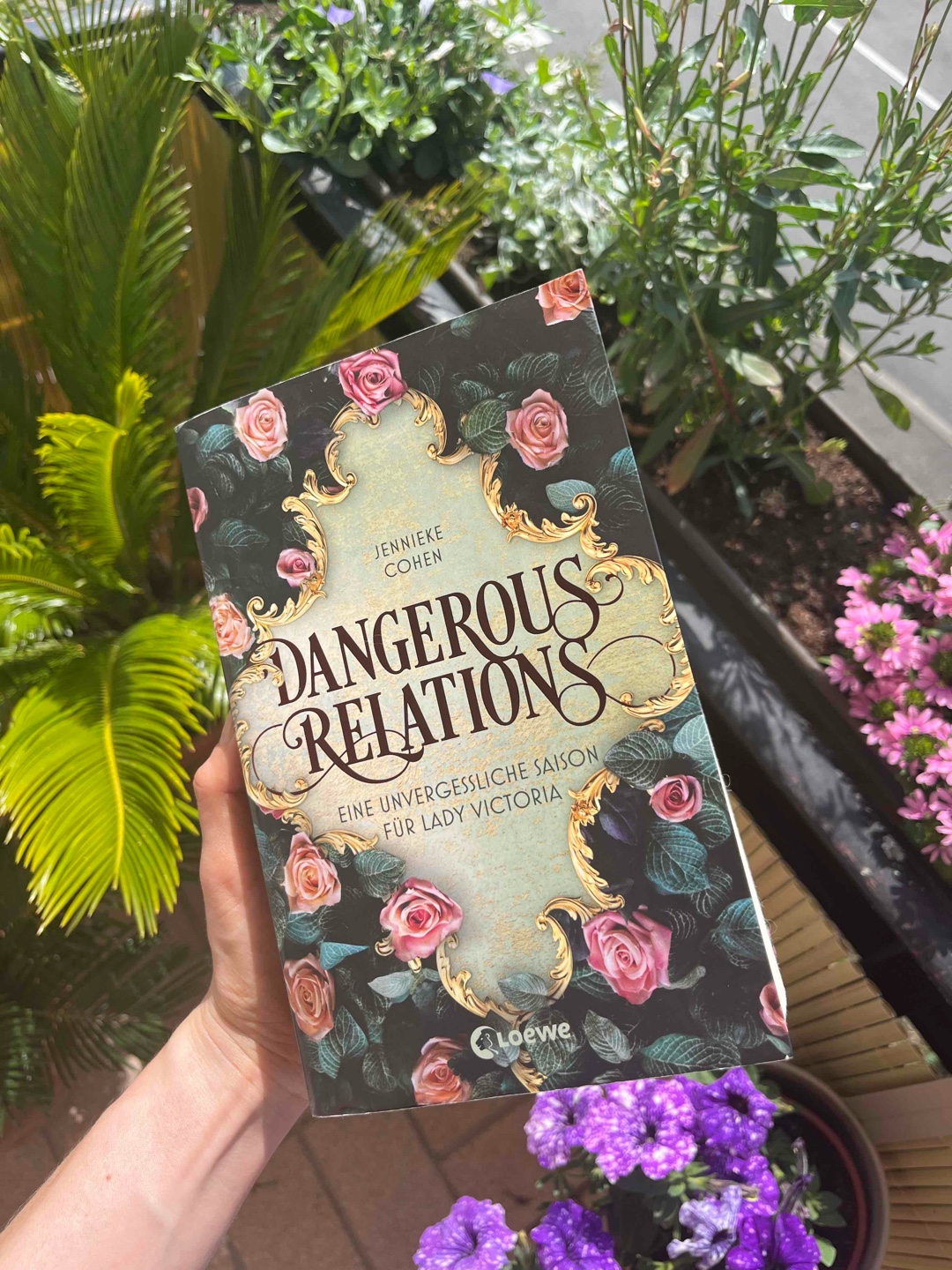 Es war sehr schön, mal in eine andere Zeit abzutauchen. Umgeben von Bällen, Heiratsanträgen und Intrigen. Die Fakten zur damaligen Zeit am Ende des Buches waren interessant zu lesen. 👑