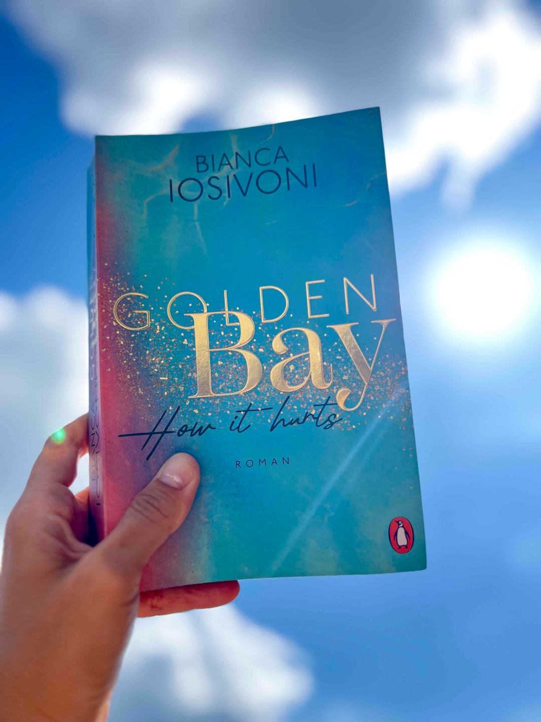 Der zweite Band bringt uns wieder nach Golden Bay, diesmal aus Holdens Sicht. Die Stimmung ist anders als im ersten Teil. Wir erfahren endlich mehr über die Ereignisse vor fünf Jahren und warum Holden Ember damals verlassen hat. Auch nach Jahren der Trennung fühlen sich beide stark zueinander hingezogen. Ember und Holden machen zwar Fortschritte, aber sie fallen oft wieder zurück. Dieses ständige Hin und Her war ein wenig anstrengend. Trotzdem finde ich das Setting in Golden Bay sehr ansprechend. Die Dynamik der Gruppe, die verschiedenen Charaktere und das gesamte Umfeld sind klasse.
Obwohl ich "Golden Bay - How it hurts" von Bianca Iosivoni etwas schwächer fand als den ersten Band, hat mir auch dieser Teil gut gefallen!