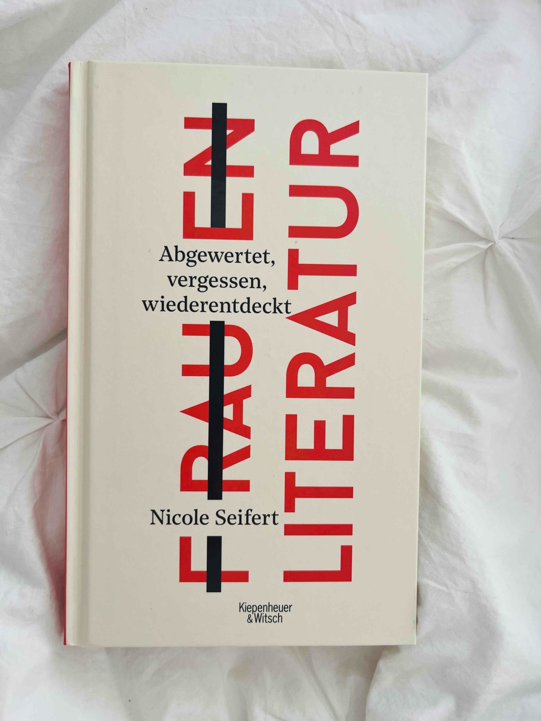 Der literarische Kanon ist seit jeher männlich dominiert. Das Schreiben von Frauen wird in Kritiken abgewertet und unsichtbar gemacht. Woran das liegt, warum das aufhören muss und wie wir das erreichen können, erklärt Nicole Seifert in diesem Buch.