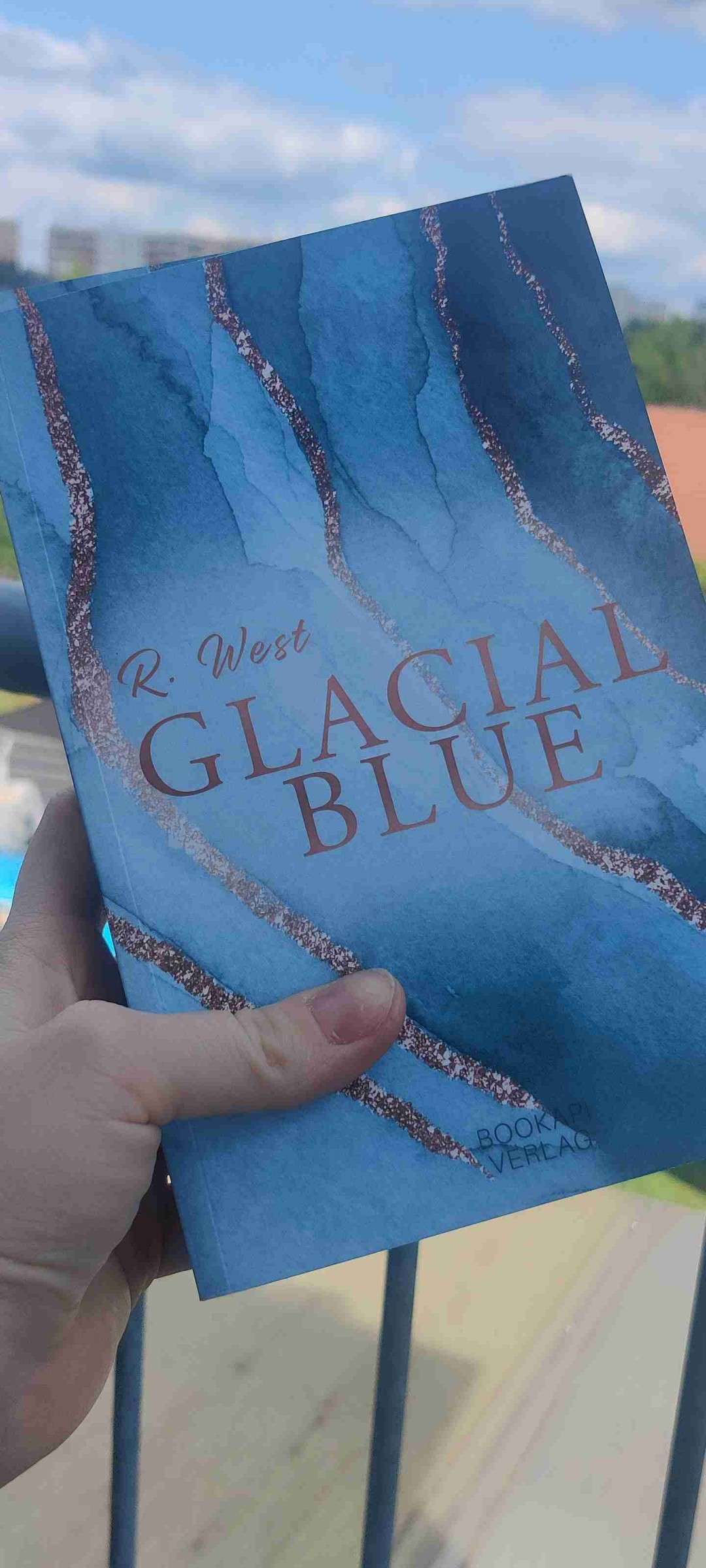 Das Ende war mir leider zu offen und auch so hat es sich teils gezogen, aber an sich ein spannendes Buch, welches ich vermutlich nicht nochmal lesen werde.