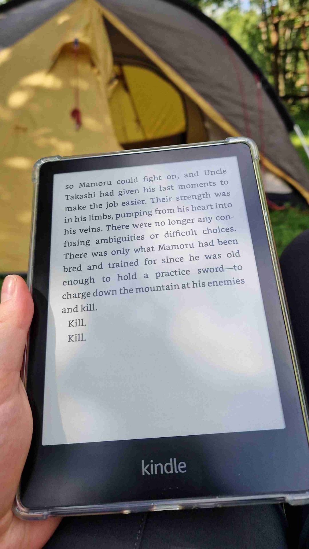 Was ein krasses Buch. Die letzten 50% habe ich größtenteils weinend verbracht. Dieses Buch hat mein Herz zerrissen und dann mehrfach zusammengeflickt und wieder zerrissen...