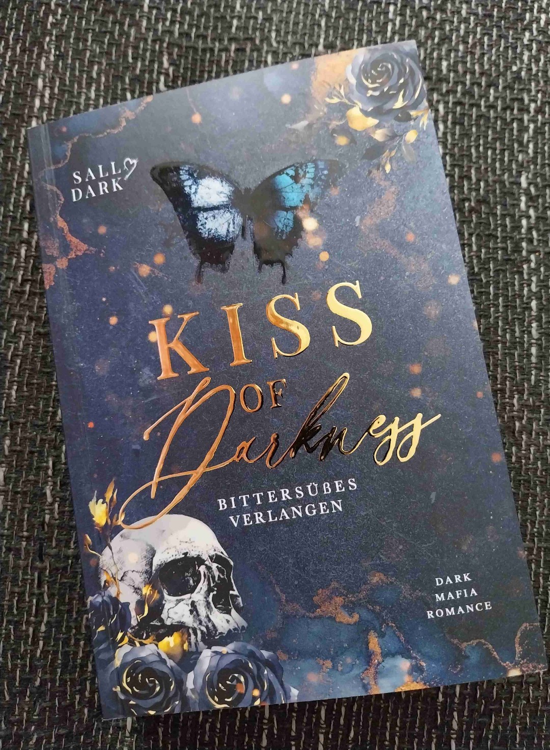 Triggerwarnungen unbedingt beachten!!! FSK 18 !!! WTH ??? Was war das denn für ein erster Band der Kiss of Darkness Reihe ??? Und das Ende... ??? WoW 😮🖤🙈 Wann kommt eigentlich Bd. 2 ??? 😁 Lieb ihre Bücher 📚 