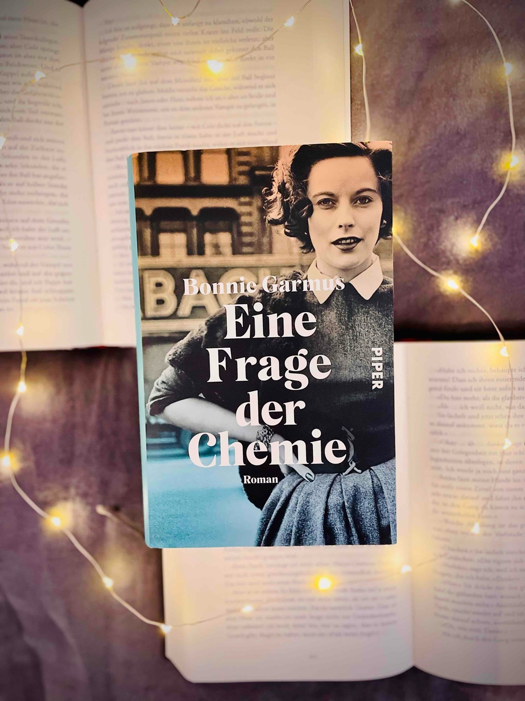 „Doch stattdessen sind Frauen zu Hause, machen Babys und reinigen Teppiche. Das ist legale Sklaverei. Selbst diejenigen, die tatsächlich Hausfrau sein wollen, müssen erleben, dass ihre Arbeit völlig unterschätzt wird. Männer denken offenbar, die wichtigste Entscheidung des Tages, die eine Mutter von fünf Kindern zu treffen hat, ist die, in welcher Farbe sie sich die Nägel lackieren soll.”

„Männer und Frauen sind gleichermaßen Menschen. Und als Menschen sind wir Produkte unserer Erziehung. Opfer unseres mangelhaften Bildungssystems und Bestimmer unseres Verhaltens. Kurz gesagt, Frauen Männern unterzuordnen und Männer Frauen überzuordnen ist nicht biologisch: Es ist kulturell. Und alles fängt mit zwei Wörtern an: rosa und blau. Ab da geht alles unaufhaltsam den Bach runter.“