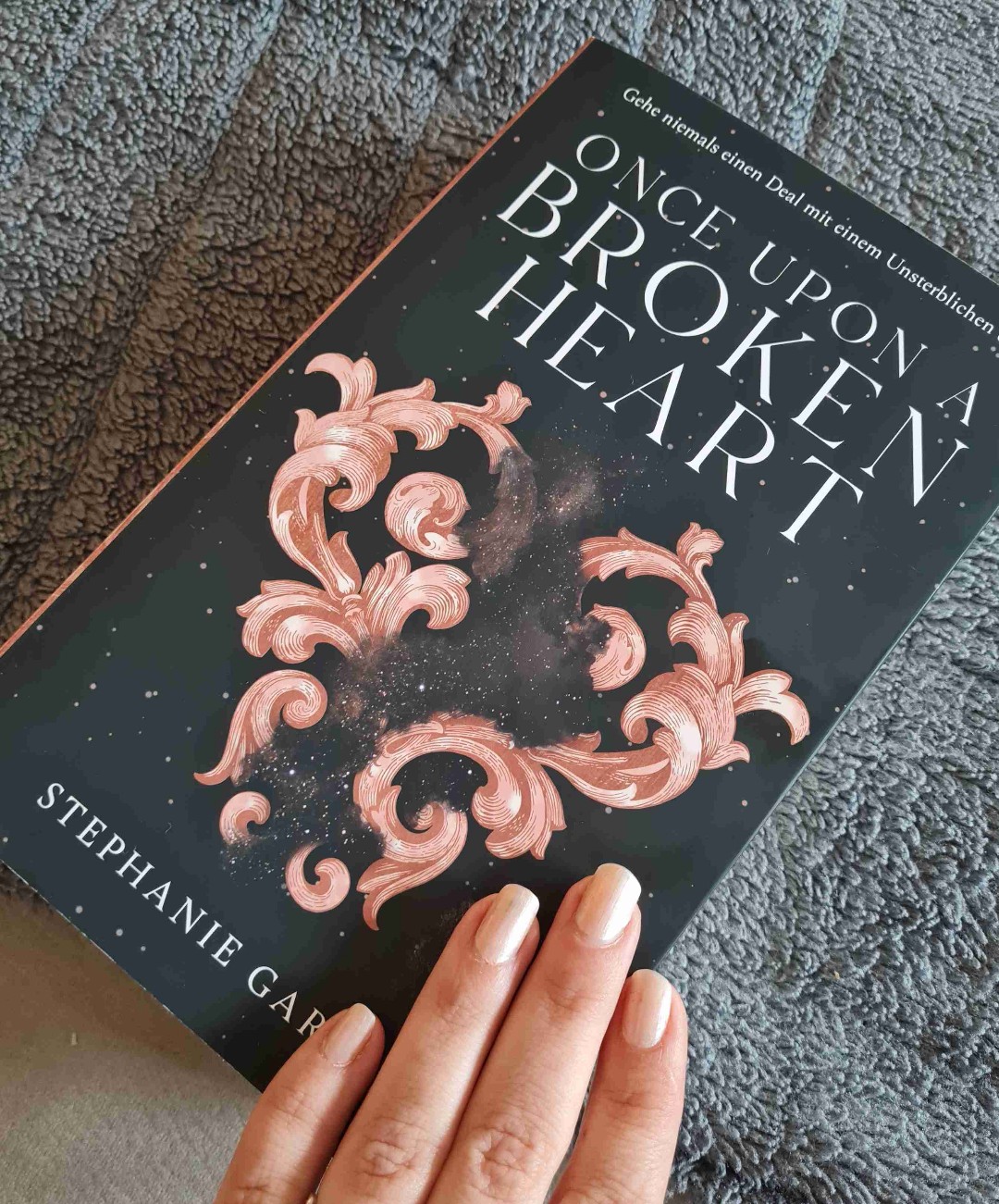 Für alle Fantasy-Märchen-Lover ein Must Have! Bin so froh, dass der Titel nicht übersetzt wurde. Mich hats sofort gecatched! Magische Prophezeiung,gebrochene Herzen, Schicksalsmächte und eine süße Prinzessin. Freue mich auf Teil 2 ♡