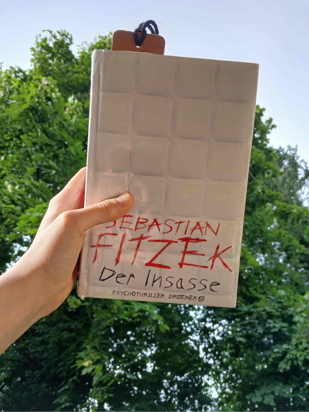 „ Allein.
Zum ersten Mal seit einer gefühlten Ewigkeit.
Es war ein angenehmes Gefühl; ein wohliger Schauer, so wie er ihn aus seiner Kindheit kannte, wenn er dem Schmuddelwetter entkommen war und sich daheim, in der behaglichen Wärme seines Zimmers, auf einen spannenden Roman freuen durfte.“
