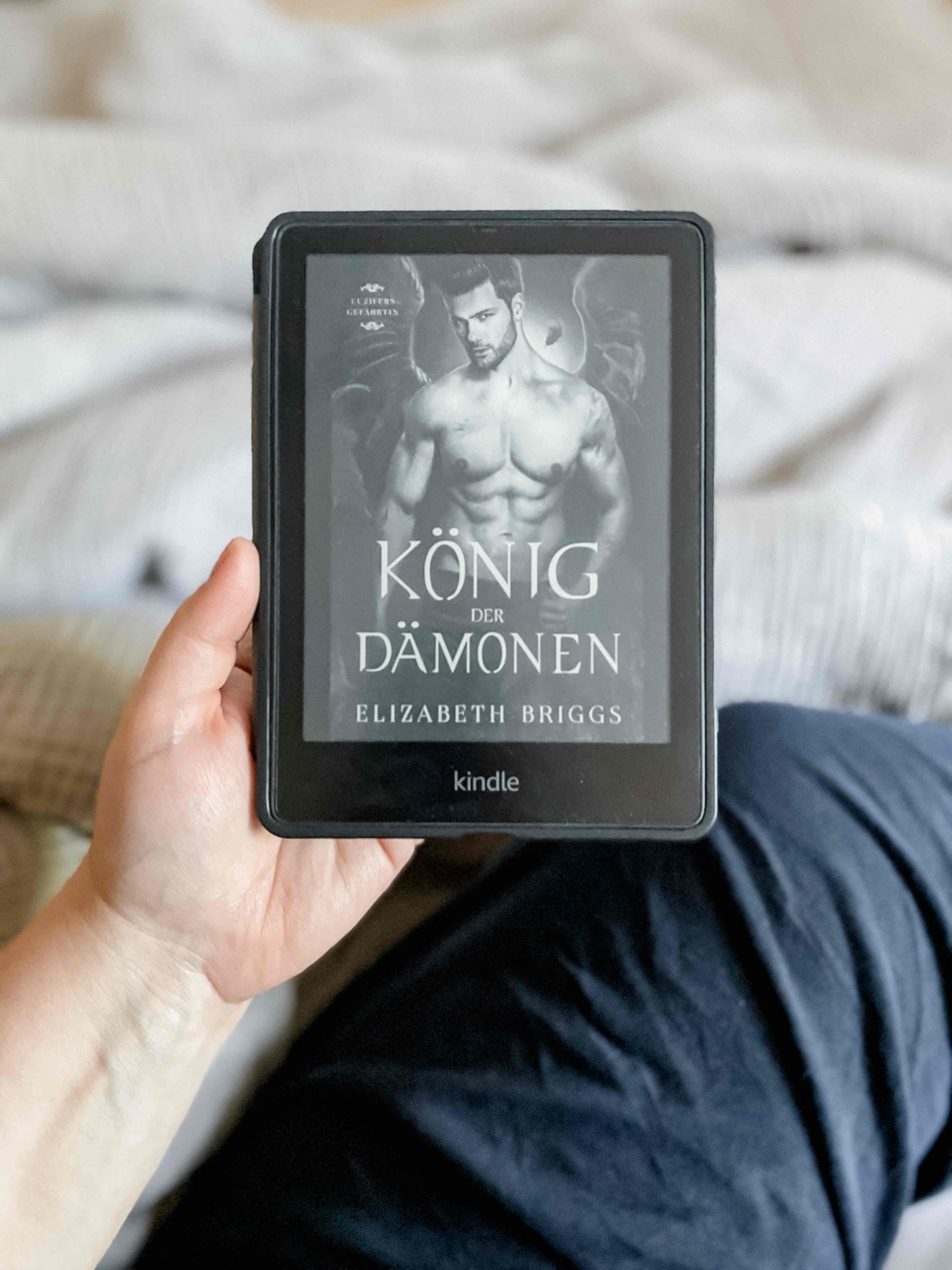 Buddyread mit unerwartet guter Story, aber schlechtem Cover und 🌶️ den ich so nicht gebraucht hätte.