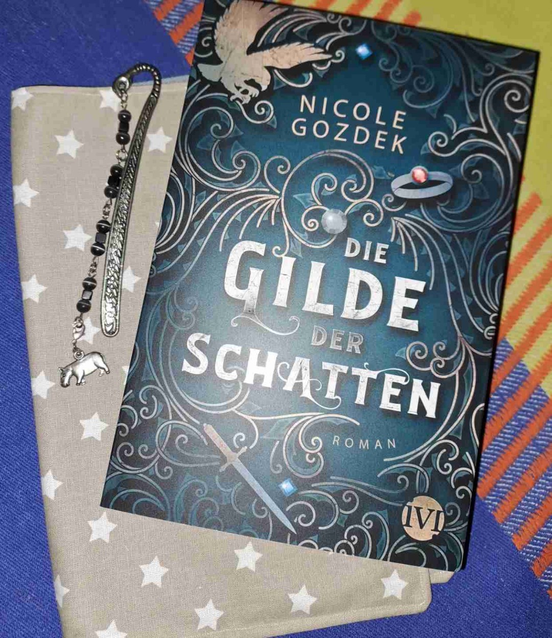 Ich gebe zu, anfangs war ich versucht, abzubrechen. Aber dann war ich doch so fasziniert, welche Welt die Autorin da erschaffen hat, dass ich dabeigeblieben bin. Im Endeffekt flogen dann due Seiten. Und dass, trotzdem es ein paar Lose Enden gibt. Vielleicht plant sie ja eine Fortsetzung!