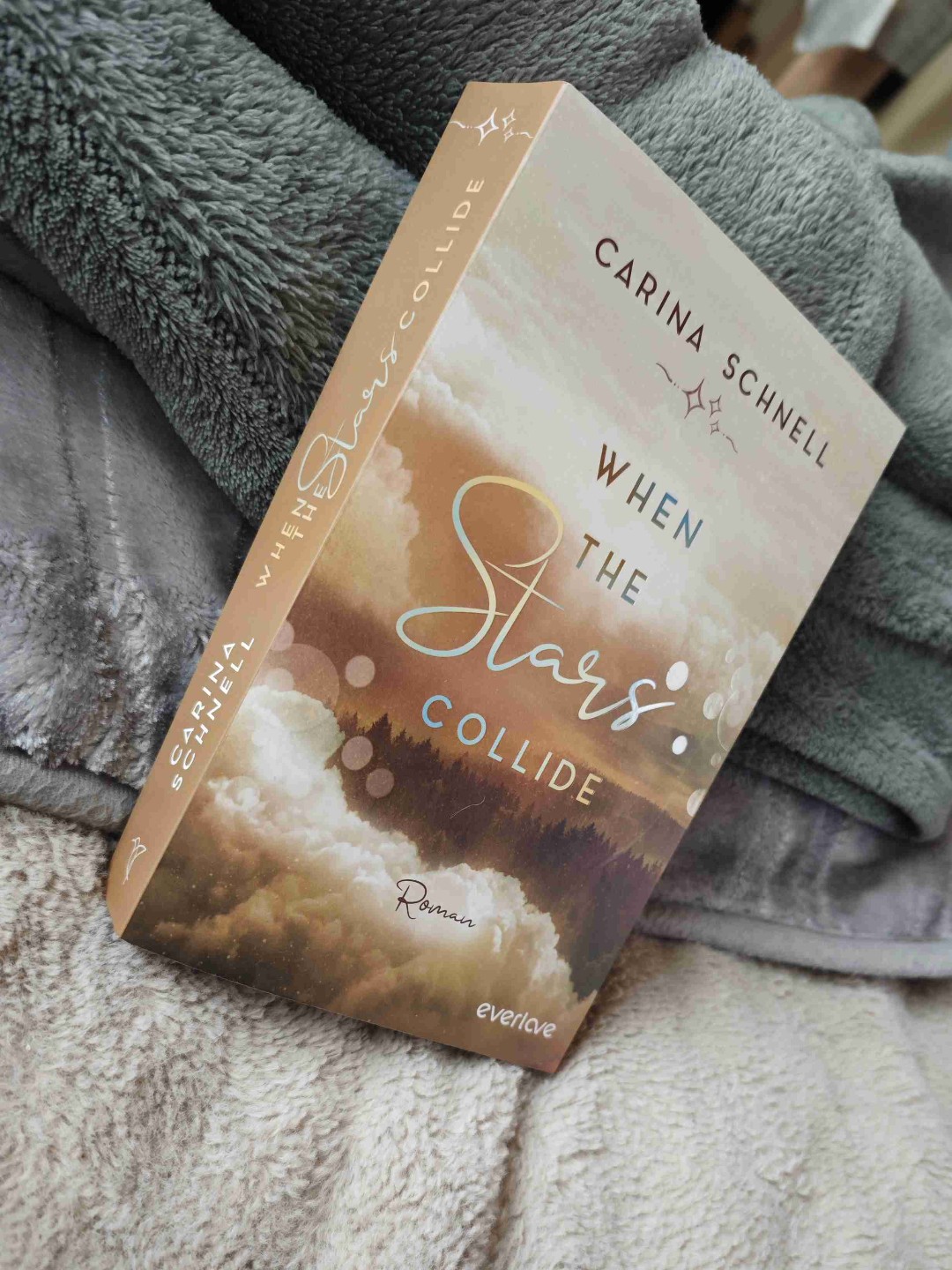 When the Stars Collide ist der dritte und letzte Band aus der Sommer in Kanada Reihe von Carina Schnell.
In diesem Band geht es um Rachel und Blake.
(Möchte nicht zu viel verraten )
Aber Rachel ist eine sehr toughe Frau (ich kam anfangs mit ihrer Art nicht so zurecht ,muss ich zugeben 🙈
Und Blake der mit sich selbst sehr zu kämpfen hat.
Ich finde es einfach wunderbar wieder nach St.Andrews zurückzukehren. Es fühlt sich an,als würde man nach Hause kommen.
Auch auf die anderen tollen Charaktere aus Band 1& 2 zu treffen,macht unglaublich viel Freude.
Ein paar offene Fragen,wurden aus den vorherigen Bänden auch noch beantwortet.
Für mich hatte dieses Buch einfach alles ,was ein richtiges Wohlfühl Buch braucht. Einen super schönen Ort in Kanada,ganz viel Freundschaft,Zusammenhalt und liebe! Aber auch Schmerz,Trauer u.v.m
Ich kann euch dieses Buch bzw die ganze Reihe sehr ans Herz legen!!! Werde das alles sehr vermissen !