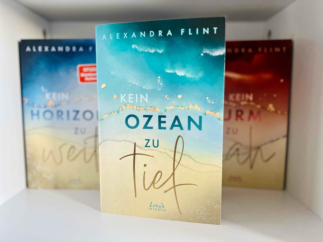 Auch der letzte Band der "Tales of Sylt"-Reihe hat mir sehr gut gefallen. Die Rückkehr nach Sylt fühlt sich an wie "nach Hause kommen" und die Charaktere sind vertraut.
In diesem Band geht es um Lou und Kai, beide Travelblogger, die sich treffen, zusammen reisen und sich selbst finden. Lou kennt man schon aus "Kein Sturm zu nah", wo sie bereits zeigte, wie gut sie zu den E.M.I.L.-Mädels passt. Lou und Kai waren mir von Anfang an sympathisch und interessant. Ihr liebevoller und respektvoller Umgang hat mir sehr gefallen. Sie motivieren und unterstützen sich gegenseitig und sind eine große Hilfe füreinander. Neben dem schönen Sylt-Setting liebe ich besonders die Freundschaft der E.M.I.L.-Mädels. Die Entwicklung dieser Freundschaft und die Dynamik der Clique fand ich besonders schön.
"Kein Ozean zu tief" ist eine gemütliche Romanze voller Höhen und Tiefen, Emotionen und unvergesslicher Momente – ein perfekter Abschluss dieser Wohlfühlreihe.