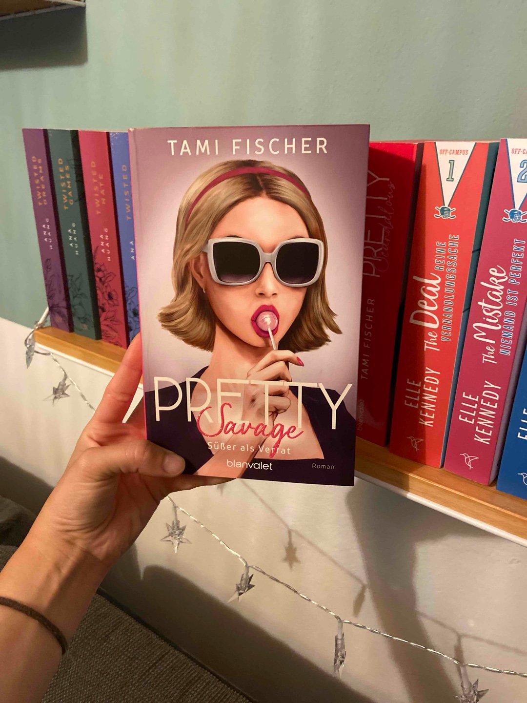 Oh wow, ein absolutes Highlight! ⭐️🥰
Was soll ich sagen, ich fande Teil 1 schon mega, aber dieses Buch hat mich nochmal komplett vom Hocker gehauen.
Der Cliffhanger von Teil 1 hat mich mit so vielen offenen Fragen zurückgelassen und nun habe ich endlich antworten bekommen.
Wie gut kann man eigentlich die Plots in einem Buch einbauen und miteinander verknüpfen? 🙀
Es wurden so viele Geheimnisse gelüftet und Hintergründe erklärt. Ich weiß überhaupt nicht mehr wen man alles trauen kann und wer irgendwie doch Fake ist.
Ein absolut tolles Buch, das mich komplett aus den Socken gehauen hat. Ich freue mich unglaublich auf Teil 3! 🫶🏻