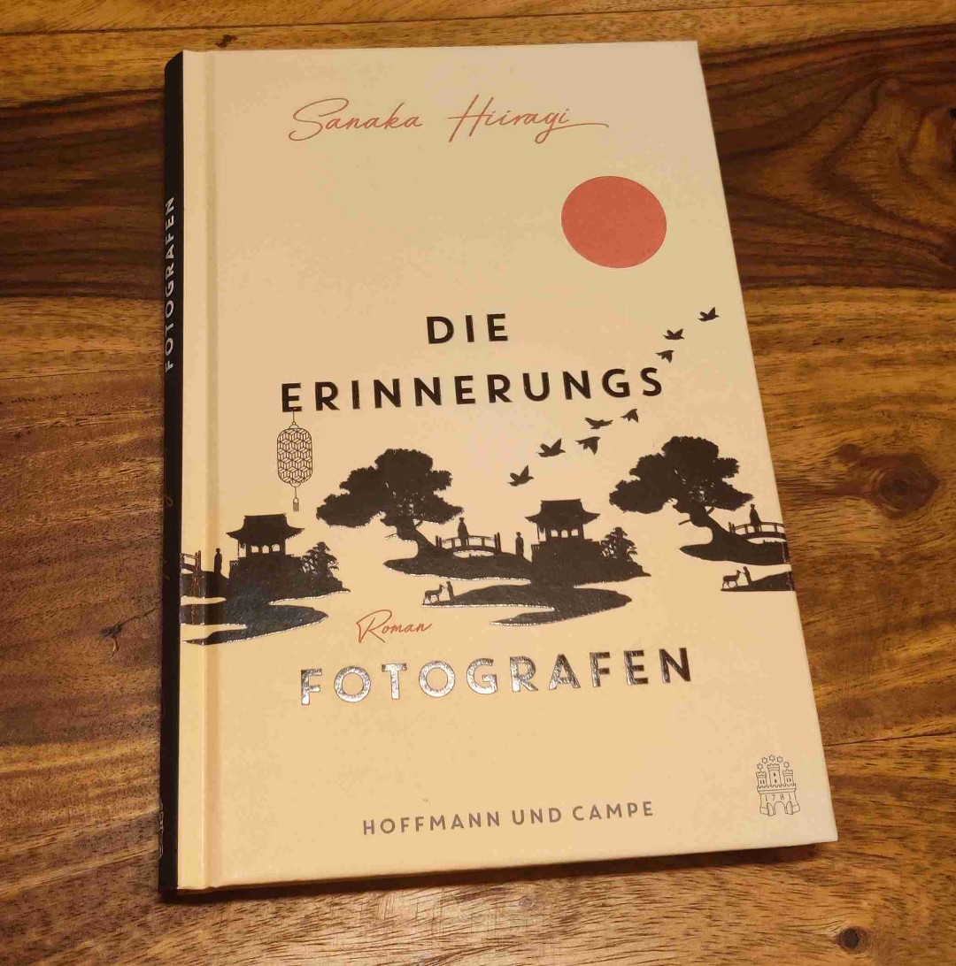 In Hirasaka's Fotostudio kommt jeder nach dem Ende seines Lebens an. Als Schwelle zum Jenseits hat man hier die Möglichkeit ein Foto zu jedem Lebensjahr auszuwählen. Je älter, desto mehr Fotos reihen sich zu der Drehlaterne des Lebens an, die am Ende einen Rückblick zeigt. Als besonderen Service bietet Hirasaka den Service an noch einmal einen speziellen Moment in seinem Leben erneut zu erleben.