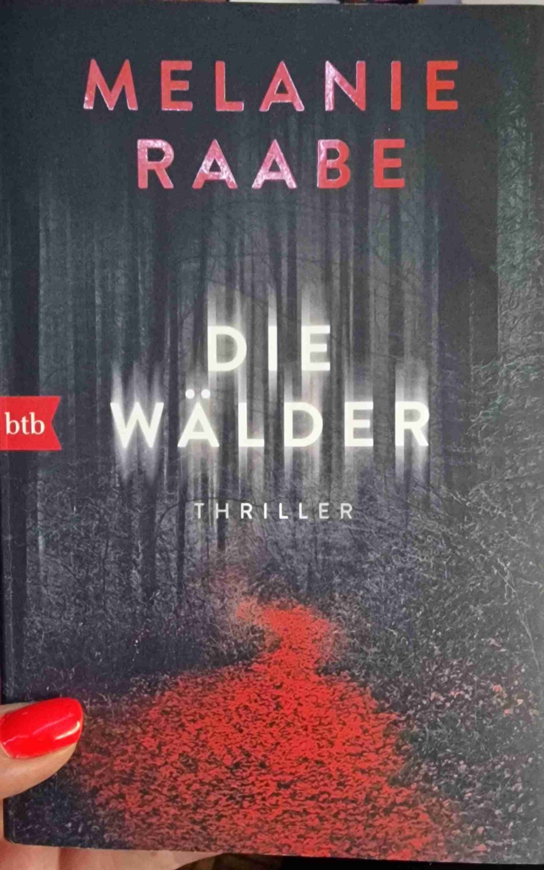 Die Wälder sind Düster, wild und geheimnisvoll. Hat man die einmal betreten, halten sie einen unweigerlich gefangen, bis zur letzten Seite