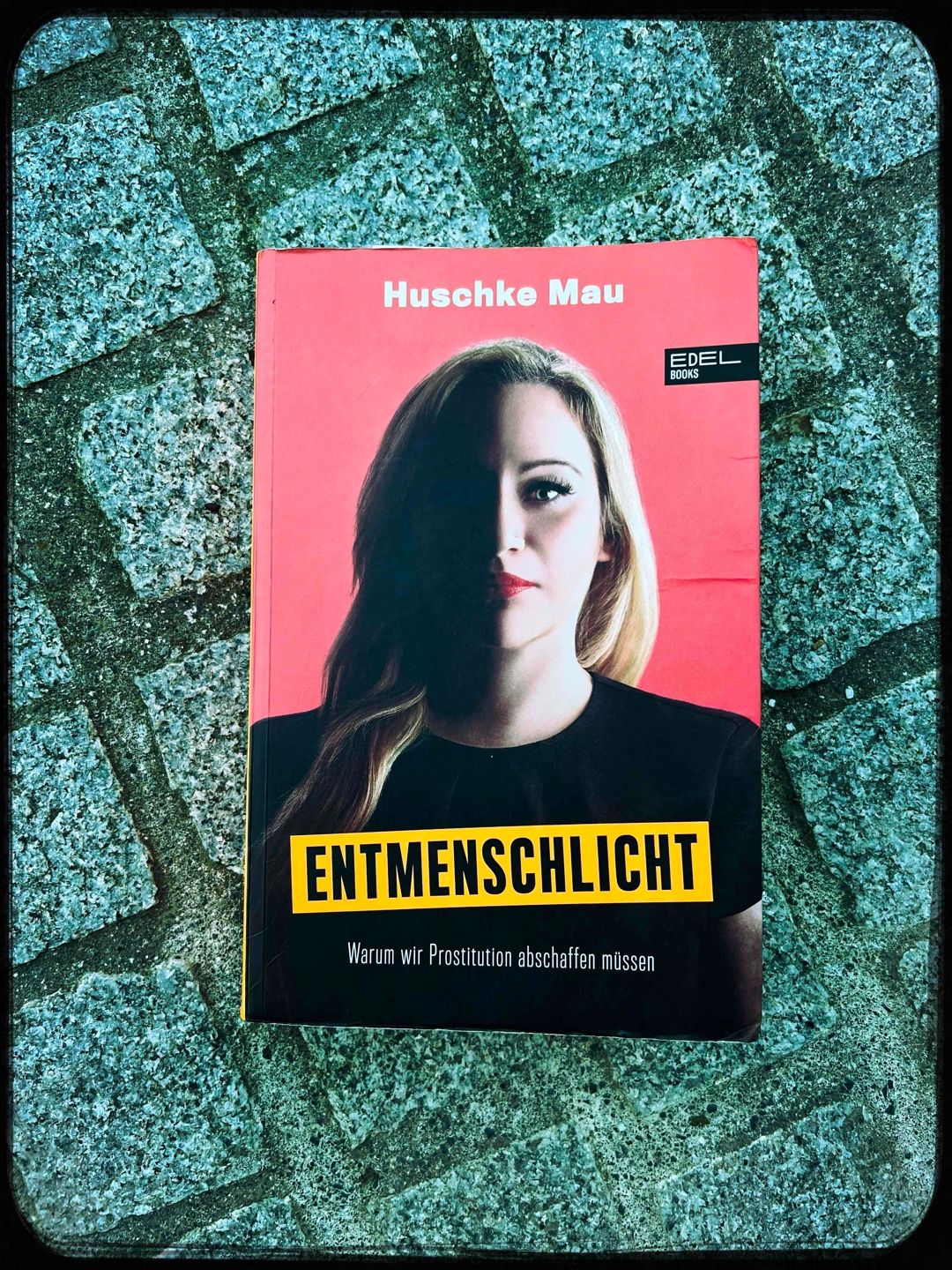 Schonungslos, ehrlich , informativ und aufrüttelnd.
