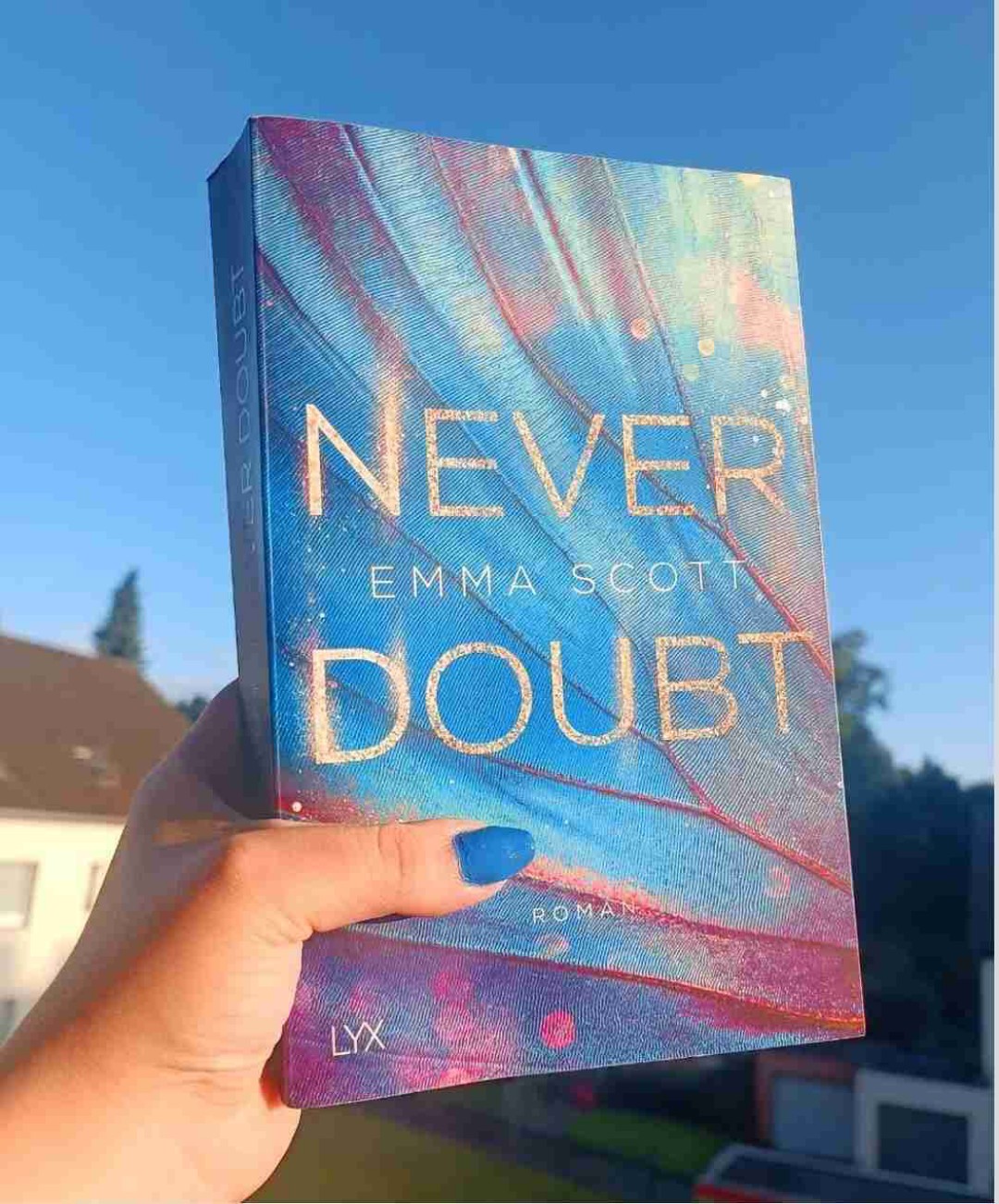 Als ich mir das Buch zugelegt habe, hat mich nicht nur das Cover sondern auch der Klappentext total gecatcht, und ich musste es sofort anfangen zu lesen 🥰.
Ein mega Buch mit einem tollen Setting, interessenten Themen und starken Protagonisten 🥰✨
Ich empfehle es gern weiter! 🎭❤️
