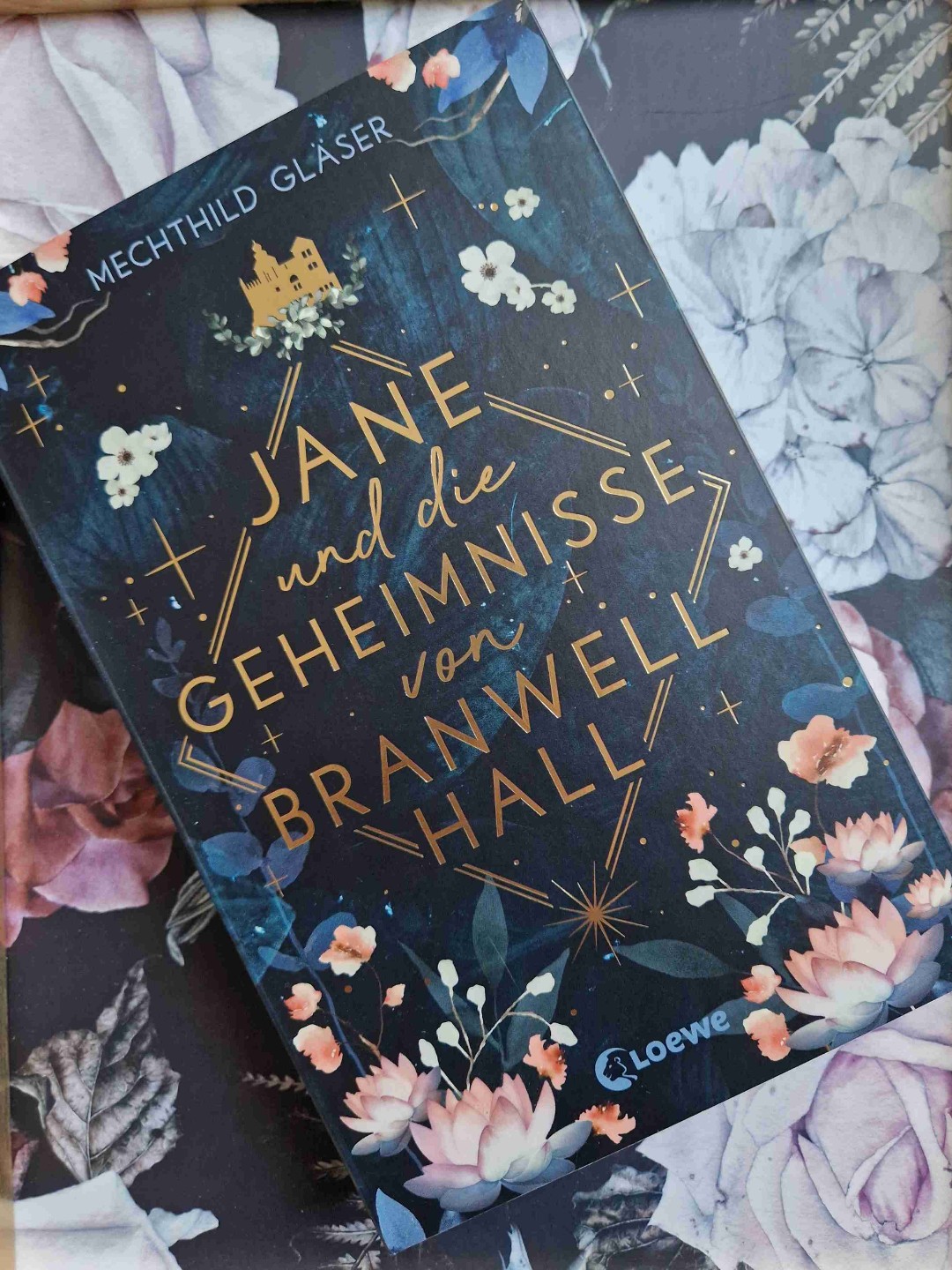 Dieses Buch hat mich so unendlich eingenommen und mit seinem bildgewaltigen Schreibstil direkt nach Branwell Hall katapultiert. Ich liebe Jane Eyre in der Originalfassung sehr, aber dennoch hat Mechthild Gläser hier einen bemerkenswerten Weg gefunden, den Klassiker nicht nur in die aktuelle, sondern auch in eine neue, fantastische Welt zu führen, ohne den Charme der ursprünglichen Charaktere einzubüßen. Ein wundervolles Buch und eine ganz große Leseempfehlung für alle, die ruhig erzählte und wortgewandte Geschichten lieben.