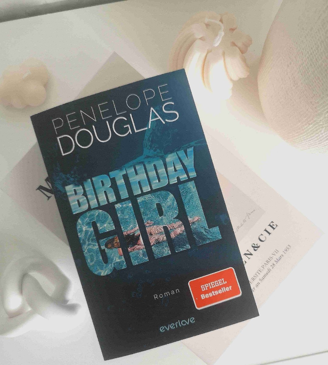 𝐁𝐢𝐫𝐭𝐡𝐝𝐚𝐲 𝐆𝐢𝐫𝐥 💐🫧💙
Also ich muss sagen, dass ich positiv überrascht wurde.
Ich war, bevor ich es gelesen hatte, sehr skeptisch, weil vielen dieses Buch nicht gefallen hat.
Aber ich habe es geliebt.
Es war mein erstes Buch von dieser Autorin und mein erstes Buch mit dem Thema „Age Gap“.
Und ich muss sagen, dass mir Pike und Jordan zusammen sehr gefallen haben.
Einen halben Punkt Abzug gibt es dennoch, weil der Schluss sich etwas gezogen hat. ⭐