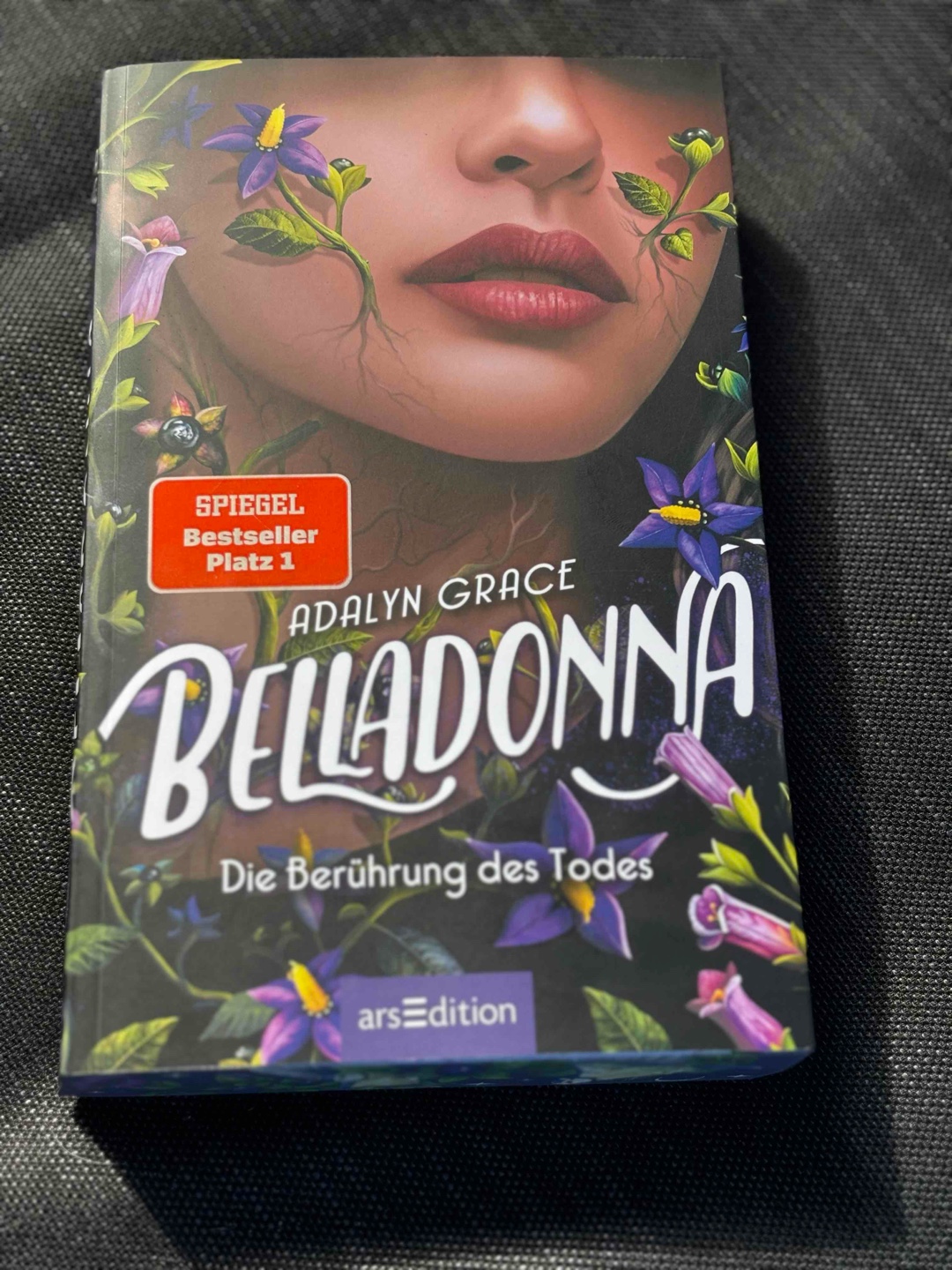 Kann man machen, muss man aber nicht. Insgesamt war die Story für mich zu langweilig. Es gab irgendwie kaum richtige Höhepunkte oder Spannung. Lediglich der Plot-Twist am Ende hat es für mich wirklich gerettet. Deshalb dennoch lesenswert.
Zum Inhalt: Signa hat eine besondere Gabe, die mit dem Tod persönlich zusammenhängt. Als Familienmitglieder krank werden, hat sie sofort einen Verdacht und beschließt ihre Gabe zu nutzen, um der Sache auf den Grund zu gehen.
Fazit: lesenswert