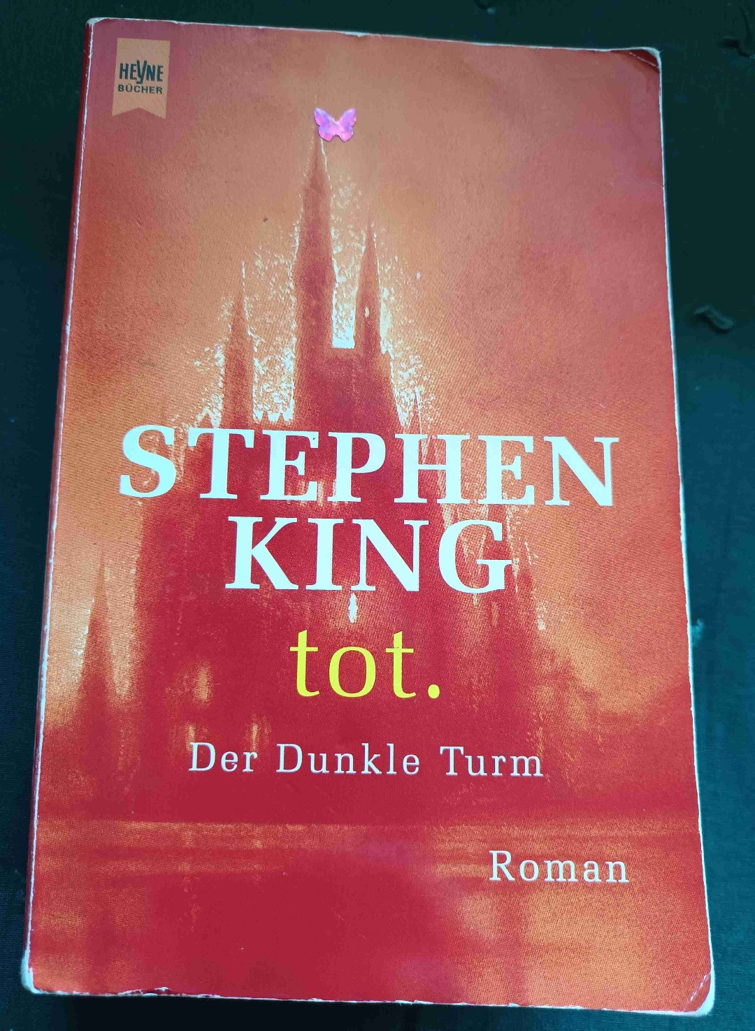 3,75 🌟
Wieder eine positive Steigerung zu den ersten beiden Teilen der Reihe. Man taucht tiefer ein und lernt auch mehr von den Charakteren kennen. Manchmal allerdings das Gefühl das einige Szenen unnötig sind und eher Seiten füllend als wirklich Mehrwert zur Story zu bringen, oder sie bekommen in den nächsten Teilen ihren Sinn. Finde das ganze Universium klasse und bin gespannt wie es weitergeht