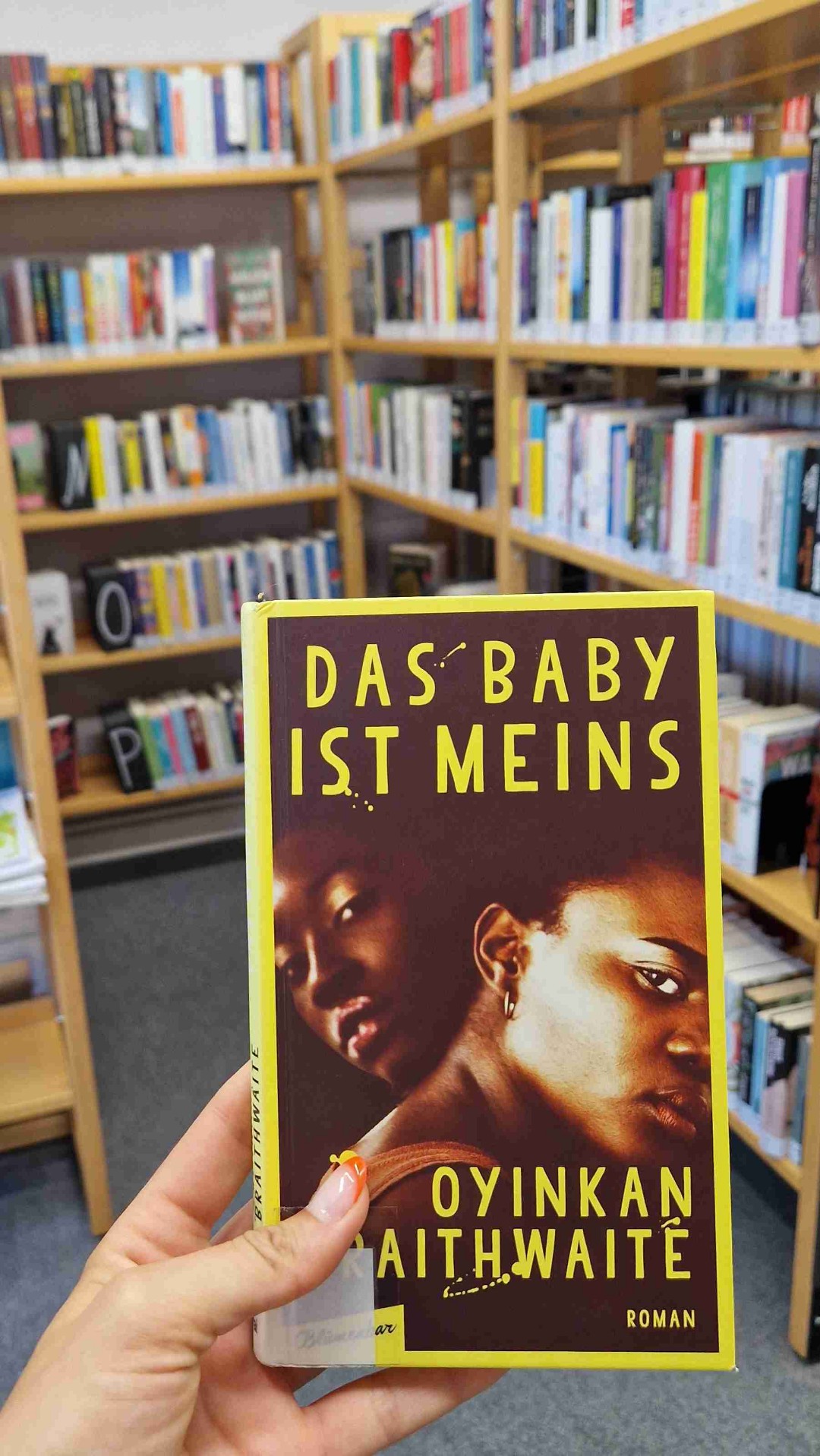 Durch das Buch bin ich durchgerauscht. Die Autorin gibt auf wenigen Seiten einen kurzen Einblick in Bambis Leben, nur 1 Woche begleiten wir ihn. Und die hat es in sich!
Das ist das zweite Buch der Autorin. Ihren Debütroman möchte ich nun auch unbedingt lesen!