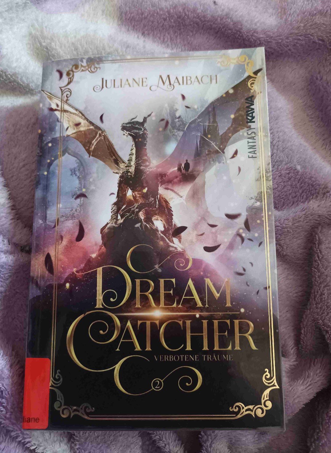 Das Buch war Anfangs sehr ziehend, erst ca ab Kapitel 9 wurde es spannend als Cael auftauchte.  Oder auch schon im 8. Kapitel? Und das Ende war ein mieser Cliffhanger, sodass man neugierig auf den dritten Band gemacht wird. Ob ich weiter lesen will? Mal sehen. Aber da dass Lektorat von der Stadtbibliothek in der Zentralbibliothek ist, werden die Bücher erst im September oder Oktober angeschafft. 😬