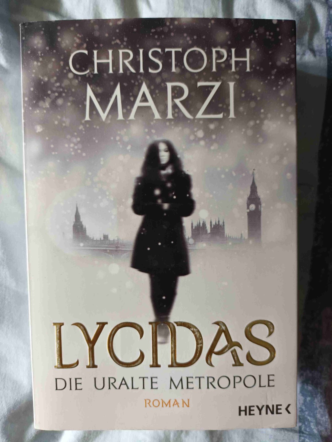 Wow, was für eine Überraschung ist dieses Buch! Mit jeder Seite wurde ich weiter in den Bann gezogen. Am Anfang ein etwas harter und schwieriger Start, bis man so richtig in die Story reinkommt. Danach war es nur noch grandios: wunderbare Charaktere, spannende Story, düster, atmosphärisch und anders. Bin begeistert und freue mich auf die nächsten Teile!