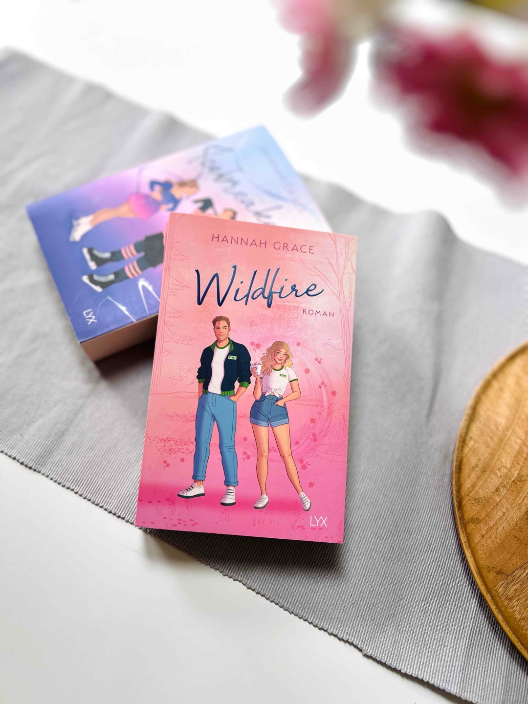 Wildfire war eine so süße Geschichte über Selbstfindung, Liebe, Freunde, die zur Familie werden, und sich selbst treu zu bleiben. Ich liebe alles an diesem Buch! Hat mir viel besser gefallen als der erste Teil.
Einfach eine feel-good Story, super Setting, sympathische Protagonisten die miteinander sprechen statt sich ständig in Missverständnissen zu verzetteln wie in so vielen anderen Geschichten. Ich fand die SommerCamp-Betreuer-Geschichte super.
Russ Callaghan war ein super toller Hauptcharakter. Ich wollte Russ so oft einfach nur umarmen, weil er so süß war!
Aurora mochte ich auch sehr! Es war großartig zu sehen, wie sie mehr über sich selbst lernte und sich neuen Herausforderungen stellte.
Die "Found Family" in diesem Buch war einfach fantastisch! Ich liebte es, wie die Hockey-Jungs Russ und Aurora unterstützten und ihnen zeigten, dass Familie nicht nur Blutsverwandtschaft bedeutet.