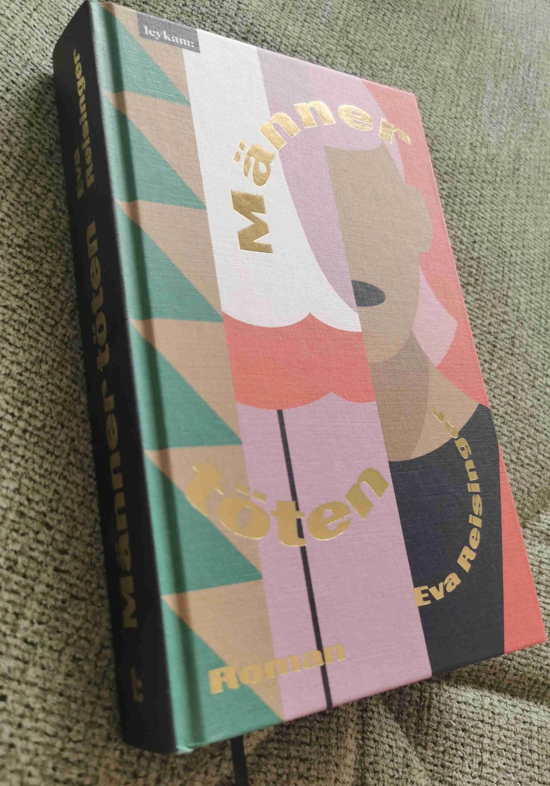 Das Buch liest sich wie eine Aufeinanderreihung von Szenen, die verschiedenste Emotionen auslösen (Wut, Mitgefühl, Belustigung,..). Das Ende lässt mich etwas verwirrt zurück und wird mich noch eine Weile beschäftigen. 