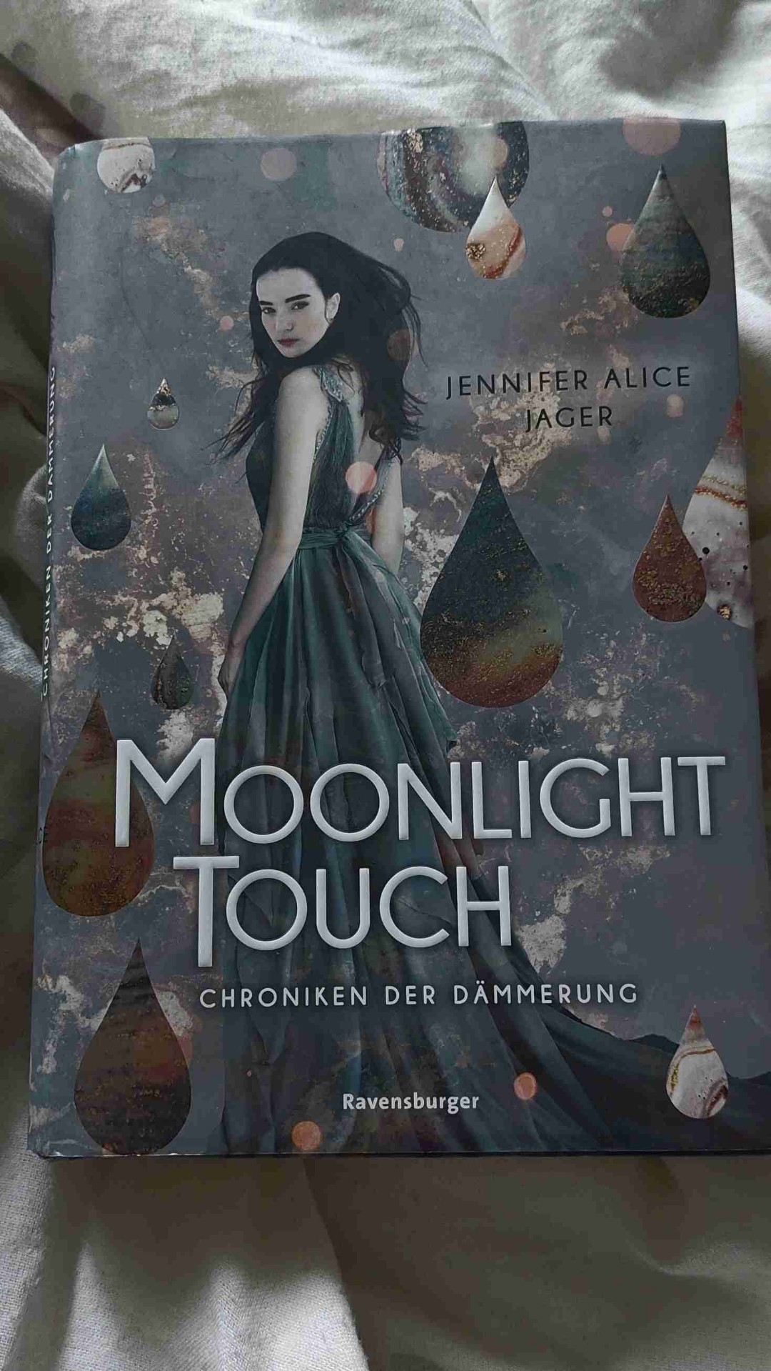 Ich bin verliebt, es ist so gut geschrieben und die Story ist der Wahnsinn. Ich Liebe die art wie dieses Buch aufgebaut ist. Ich Liebe es wie oft man denkt es wäre zuspät und es sich dann doch ganz anders entwickelt. Der Cliffhanger in dem Buch hat mich echt zerstört. Ich brauche umgehend den 2. Band, Midnight Soul.