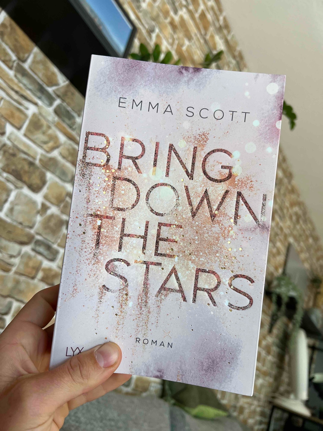 absolute 5+/5⭐️!!! Die Beziehung zwischen Wes, Connor & Autuum ist einfach so was intensives und krasses✨🥺 ich liebe diese Geschichte in all ihren Facetten. Man kann es gar nicht wirklich in Worte fassen, weil einen die Charaktere so mitnehmen. Jede Seite die man umschlägt, hält was neues bereit🫣✨ 

LIEBE ES!! und brauche dringend Band 2🌝🧡