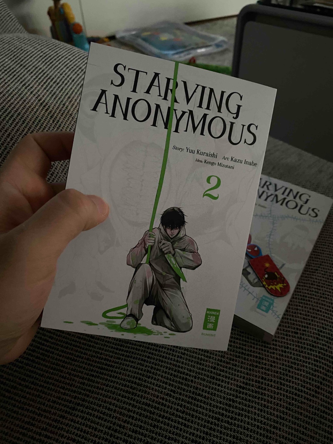 Weiterhin sehr abgedreht und krank! Aber man will es einfach weiterlesen, ich bin total neugierig wie die story sich noch entwickelt!