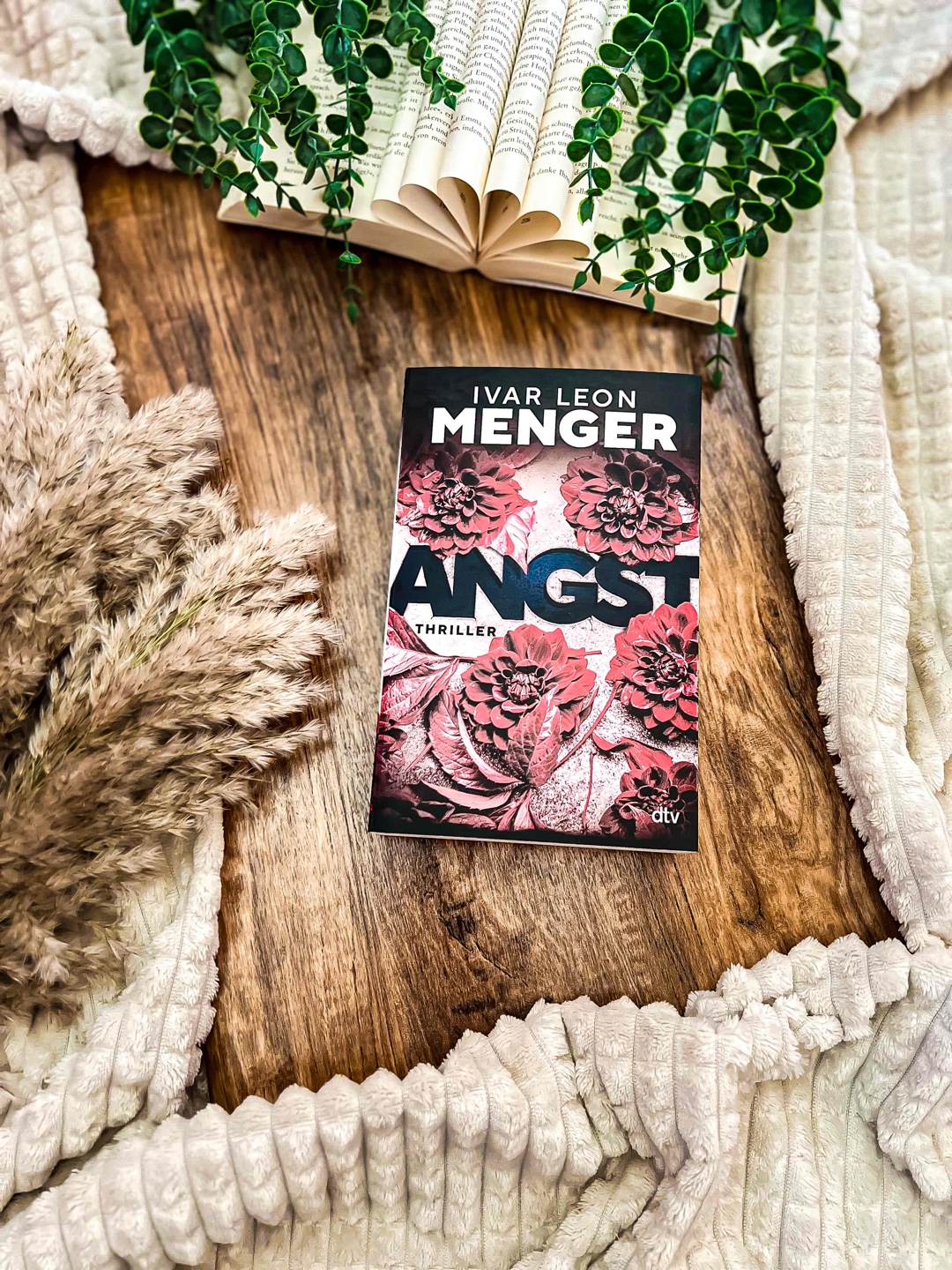 „𝓔𝓼 𝓲𝓼𝓽 𝓷𝓲𝓬𝓱𝓽 𝓲𝓶𝓶𝓮𝓻 𝓭𝓪𝓼, 𝔀𝓪𝓼 𝓮𝓼 𝔃𝓾 𝓼𝓮𝓲𝓷 𝓼𝓬𝓱𝓮𝓲𝓷𝓽.“