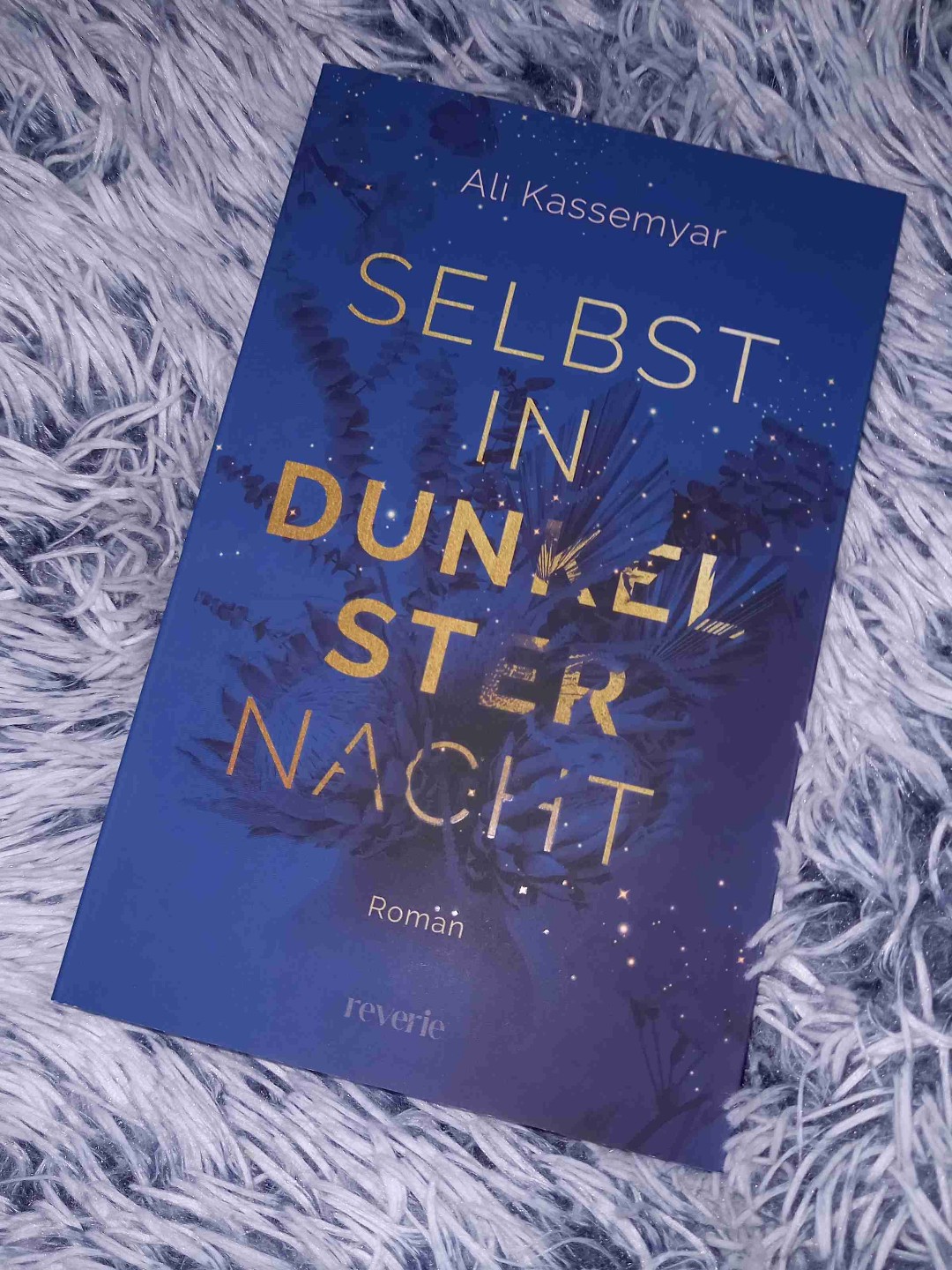 Meine Erwartungen wurden übertroffen!  
Das ganz Buch hat eine tolle Atmosphäre. 🌹
Kirean und Liora haben mich sehr berührt - vorallem ihre Schicksale.
Ich habe viel geschmunzelt, einige Tränen sind geflossen und ich habe mich verliebt. ❤️
