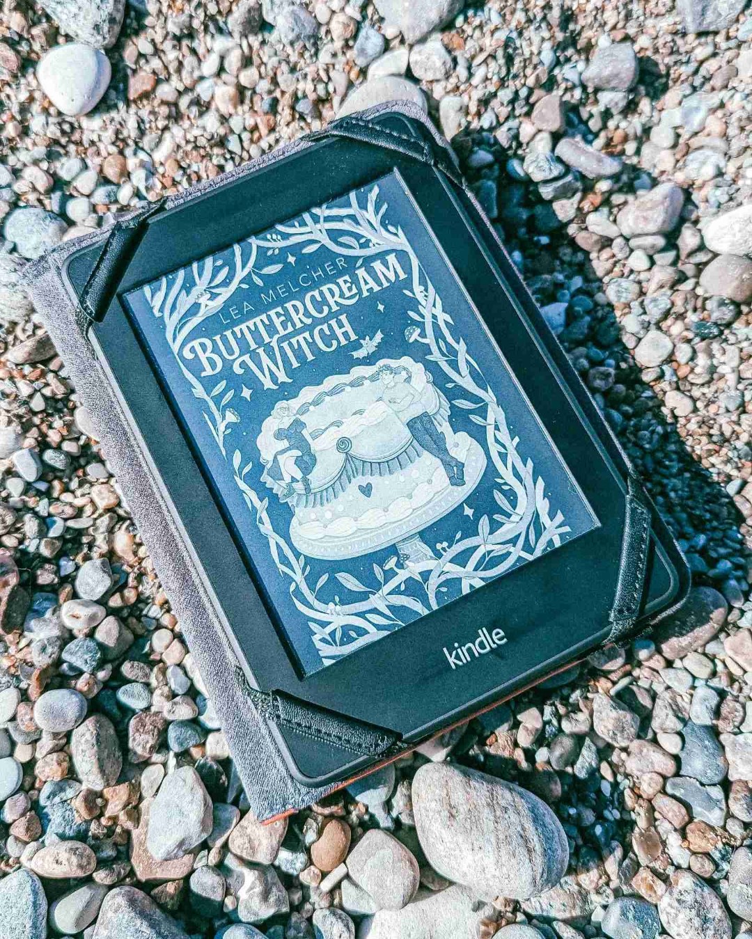 Ich interessiere mich eigentlich so gar nicht für Bücher, die auch nur im Entferntesten etwas mit Fantasy zu tun haben, aber »Buttercream Witch« von Lea Melcher hat mich komplett verzaubert. 🌟