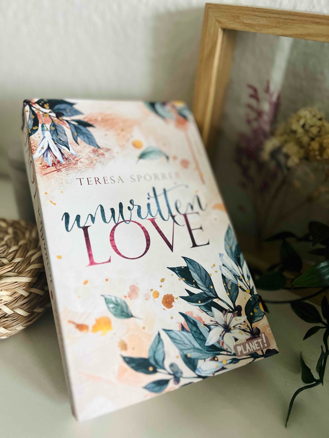 Die Handlung hat mir wirklich gefallen, vor allem die Mischung aus Slow-Burn und Fake-Dating. Schon der Beginn ist sehr humorvoll und die Geschichte lebt von Livias lustigen inneren Monologen und den witzigen Dialogen der Protagonisten. Der Humor hat voll meinen Geschmack getroffen. Die erste Begegnung zwischen Livia und Julian war großartig und man merkt sofort, dass sie sich nicht ausstehen können. Doch nach und nach verbringen sie mehr Zeit miteinander, sowohl beruflich als auch privat, und es beginnt zwischen ihnen zu funken. Julian, der anfangs unsympathisch wirkt, zeigt im Laufe der Geschichte eine weichere Seite, wenn man ihn besser kennenlernt.