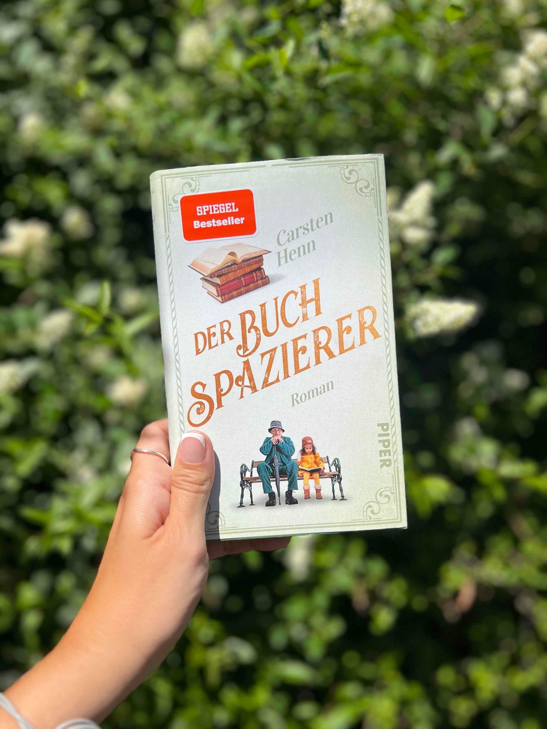„Das geschriebene Wort wird immer bleiben[…]. Weil es Dinge gibt, die auf keine Art besser ausgedrückt werden können. Und der Buchdruck ist die beste Konservierungsmethode für Gedanken und Geschichten. Darin können sie Jahrhunderte überdauern.“
