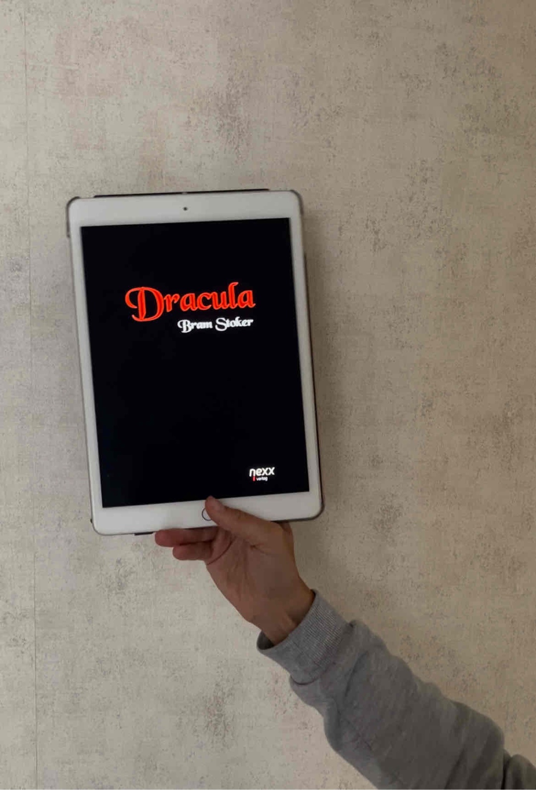 Die Geschichte um Graf Dracula ist mir durch verschiedene Filme und Musicals bekannt. Deshalb finde ich es interessant, den Klassiker dazu zu lesen. Der Schreibstil hätte mir besser gefallen, wenn er nur aus zwei Sichten geschrieben worden wäre. Im Stil von Tagebucheinträgen war es für mich ebenfalls schwierig zum lesen. Insgesamt hat es sich jedoch trotzdem gelohnt, den Klassiker zu lesen.