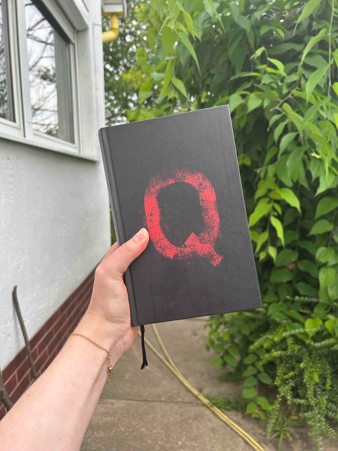 Würde, wenn es geht auch noch mehr Sterne vergeben. Das Buch war so unglaublich fesselnd. Alles fügt sich zu einem Gesamtbild zusammen. Die Charaktere waren wieder einmal großartig und ich bin etwas traurig mich vom Sonderdezernat Q verabschieden zu müssen. Die Bücher haben mich über Jahre begleitet und ich wünschte ich könnte sie noch einmal das erste Mal lesen. 
