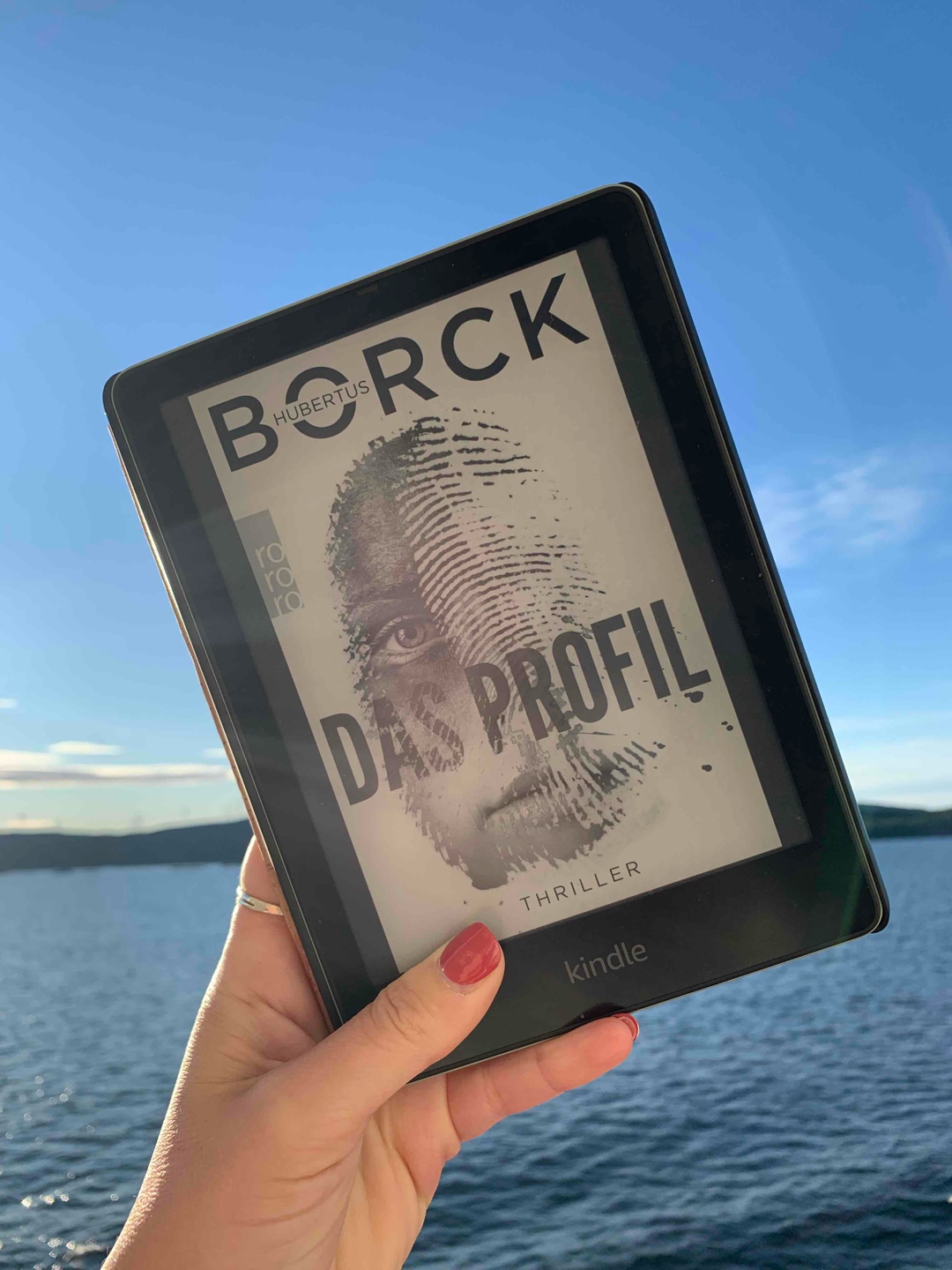 Krimi mit Charakterstarken Ermittlern. Zwischendurch ein bisschen langatmig. Dadurch dass es ein PrimeBuch war, war es ein netter Zeitvertreib.