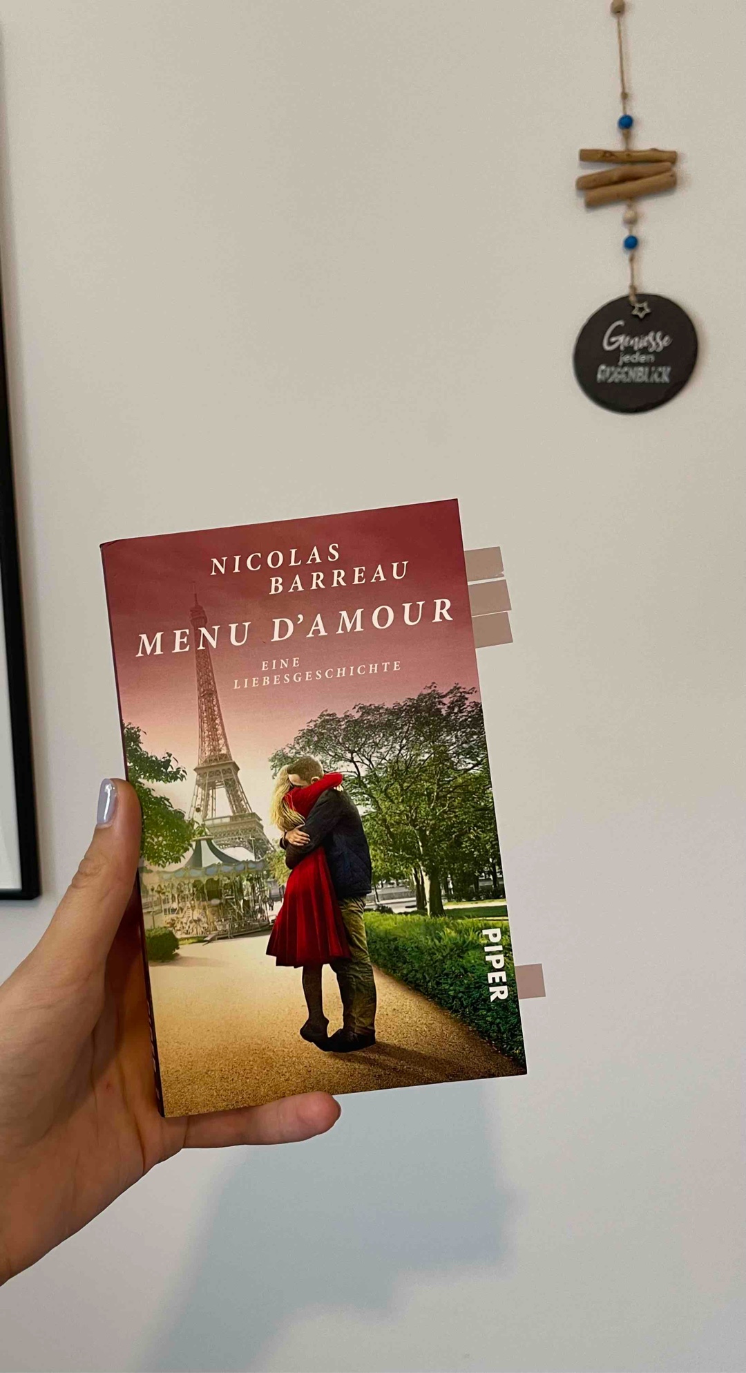 Sehr süße Geschichte 🥰
Schwer zu bewerten, da wirklich nur die Hälfte des Buches zur Geschichte gehört und der Rest Kochrezepte sind. Der Schreibstil hat mir aber sehr gefallen und ich konnte mir alles sehr schön vorstellen, für so wenig Text hat es einen guten Eindruck bei mir hinterlassen 👩🏻🍳🥰