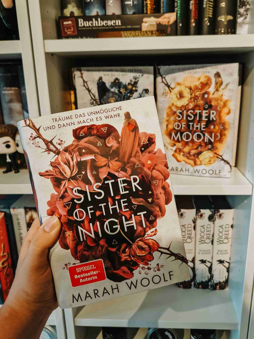 🌌🧙🏼♀️ | "𝑫𝒆𝒓 𝑺𝒕𝒆𝒊𝒏 𝒅𝒆𝒔 𝑺𝒄𝒉𝒊𝒄𝒌𝒔𝒂𝒍𝒔 𝒈𝒆𝒉ö𝒓𝒕 𝒅𝒆𝒏 𝑺𝒕𝒆𝒓𝒏𝒆𝒏 𝒖𝒏𝒅 𝒔𝒆𝒊𝒏 𝑨𝒍𝒕𝒍𝒊𝒄𝒉𝒕 𝒅𝒆𝒎 𝑴𝒐𝒏𝒅. 𝑼𝒏𝒅 𝒇𝒊𝒏𝒅𝒆𝒕 𝒅𝒊𝒆 𝑵𝒂𝒄𝒉𝒕 𝒊𝒉𝒓𝒆𝒏 𝑻𝒐𝒅, 𝒘𝒊𝒓𝒅 𝒅𝒂𝒔 𝑺𝒄𝒉𝒊𝒄𝒌𝒔𝒂𝒍 𝒅𝒆𝒓 𝑾𝒆𝒍𝒕𝒆𝒏 𝒂𝒖𝒇𝒔 𝑵𝒆𝒖𝒆 𝒈𝒆𝒔𝒄𝒉𝒎𝒊𝒆𝒅𝒆𝒕."