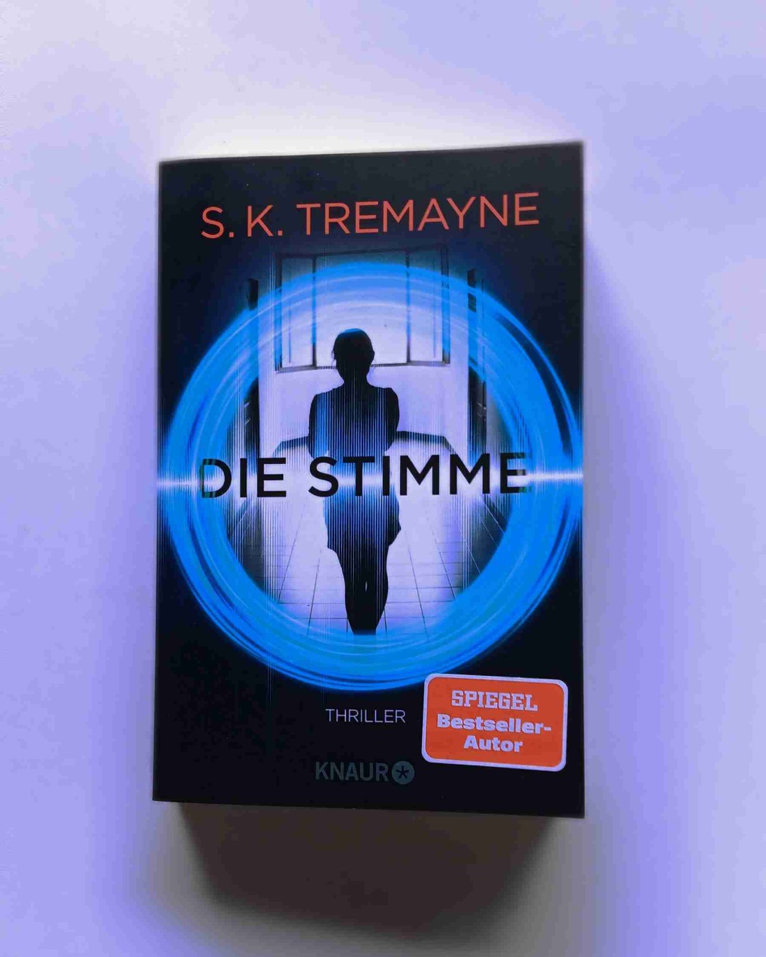 Die Stimme war mal wieder ein spannendes Buch, am Anfang ist es mir schwer gefallen da rein zu kommen, aber nach und nach bin ich gut rein gekommen und konnte es besser verstehen, hat mir sehr viel Spaß gemacht in dem Buch gelesen zu haben.