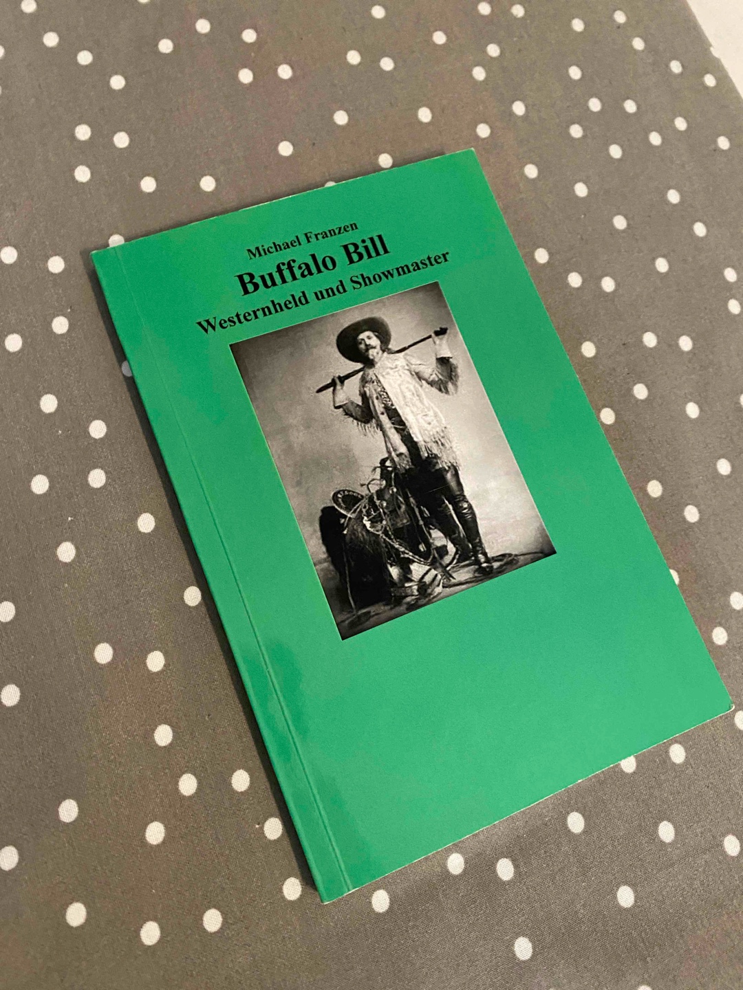 “Buffalo Bill” von Michael Franzen ist eine fesselnde und gut recherchierte Biografie, die das Leben einer der schillerndsten Figuren des amerikanischen Westens beleuchtet. Franzen gelingt es, sowohl die mythologischen als auch die historischen Aspekte von William Frederick Cody, besser bekannt als Buffalo Bill, zu erkunden und zu hinterfragen.