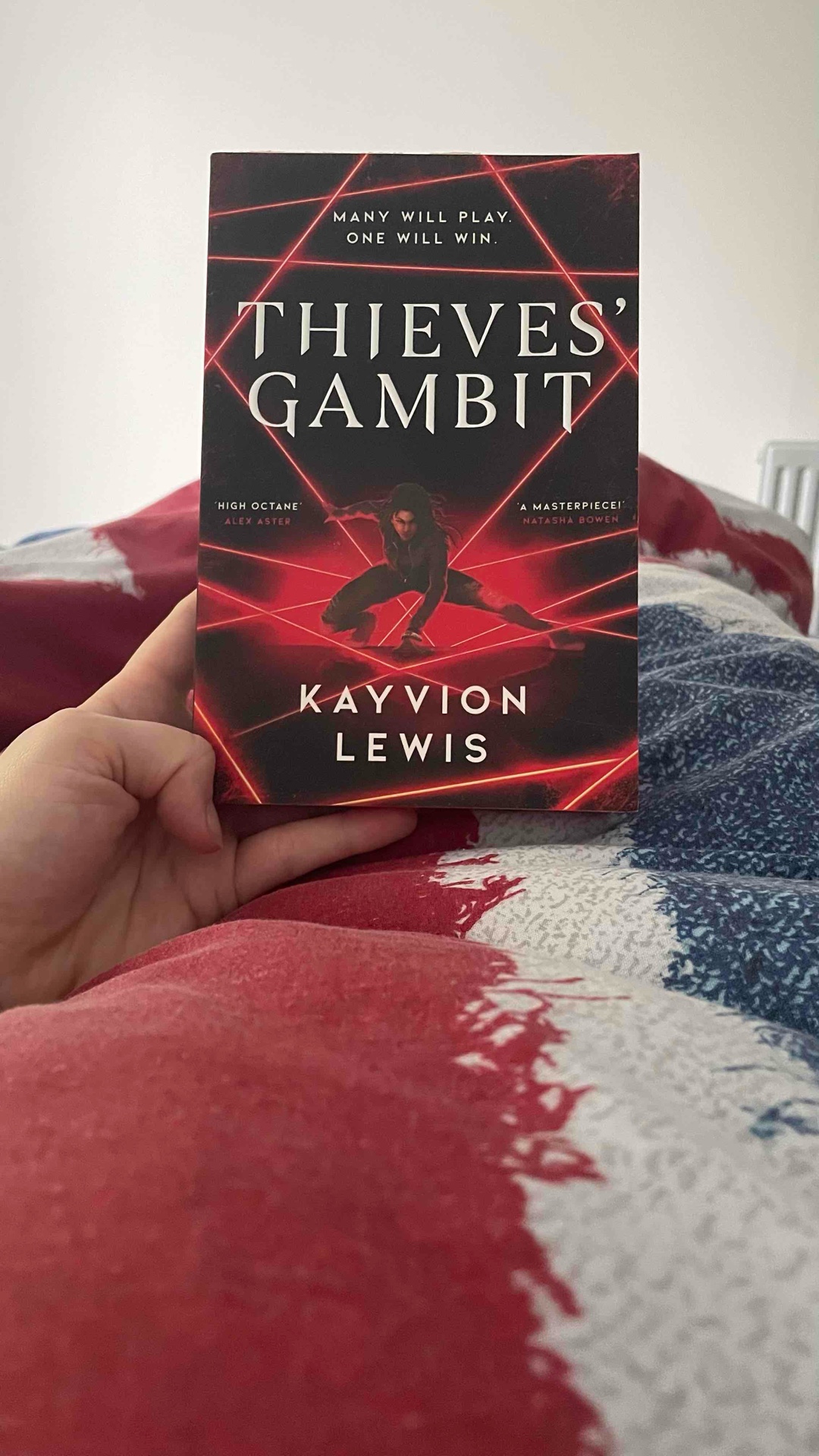 Captivating and fast-paced heist story around the world 🌍💎💰
