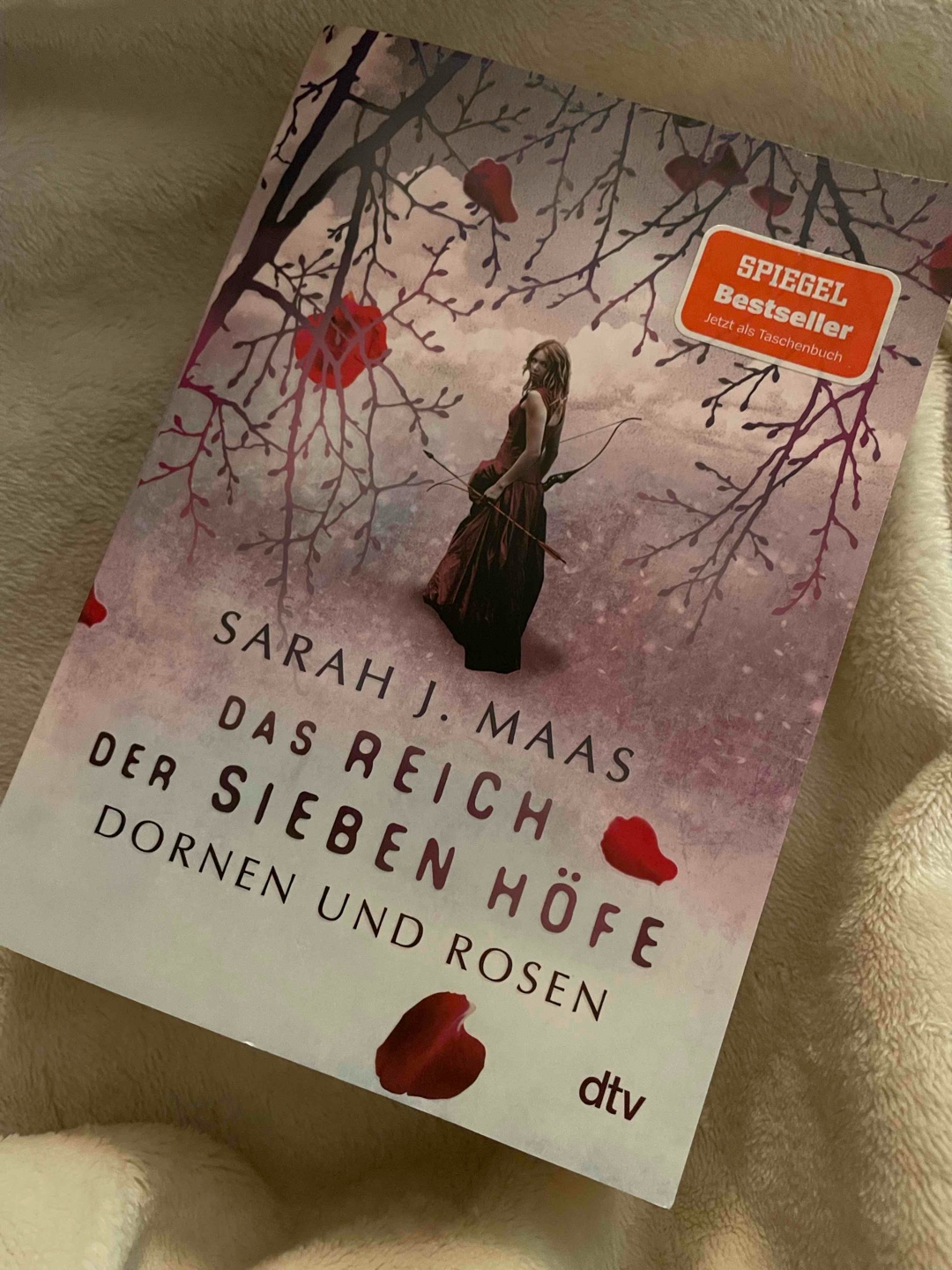 Leider hab ich mich sehr lange gebraucht um mich mit dem Buch anzufreunden der Anfang war noch ganz ok aber dann wurde es immer schwieriger dran zubleiben und ich war immer wieder am überlegen es abzubrechen erst die letzten 150 Seiten haben mich erst gefesselt und mich wirklich überzeugt so das ich denke das ich die Reihe doch noch fortsetzen werde !