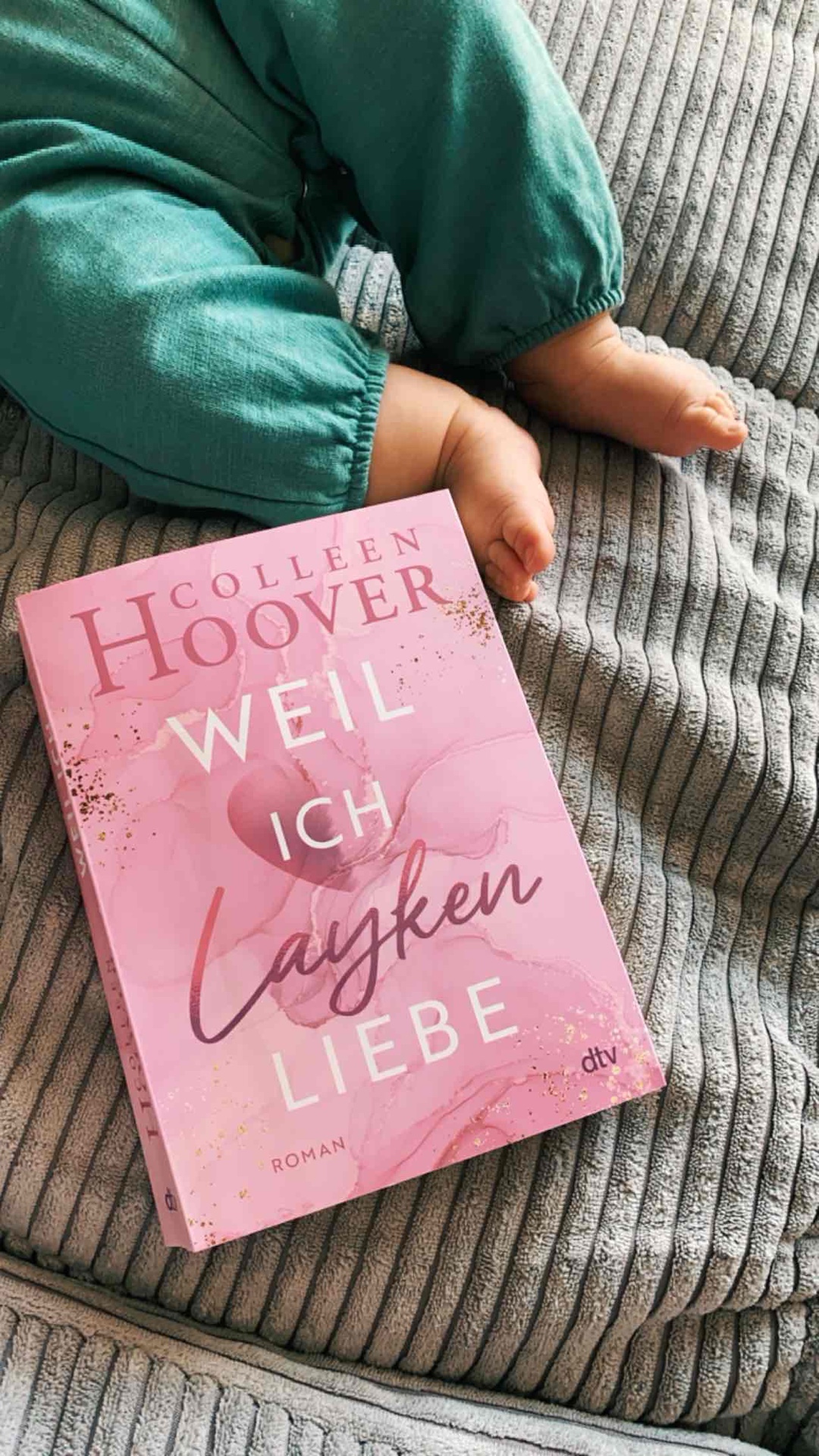 Ich hätte dieses Buch gerne in einem Verschlungen wenn ich nicht meiner Mutterrolle hätte gerecht werden müssen.