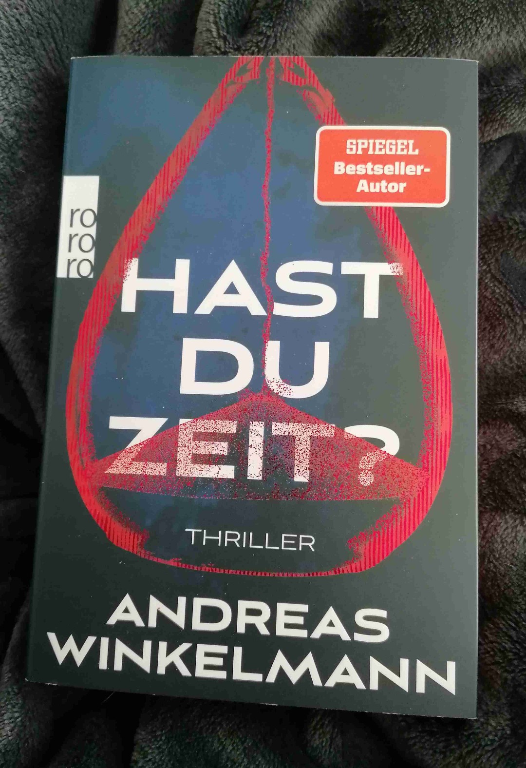 Titel: Hast Du Zeit ⭐⭐⭐⭐

Genre: Thriller ⭐⭐⭐⭐

Buch Cover: ⭐⭐⭐

Die Geschichte: ⭐⭐⭐⭐

Die Charaktere: ⭐⭐

Schreibstil: ⭐⭐⭐

Spannung: ⭐⭐⭐

Weiterempfehlung? 🤔
