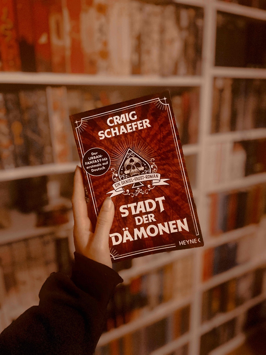 Ich hab kurz gebraucht um reinzukommen, aber dann war es spannend, düster, schonungslos und fesselnd 🤝🏻