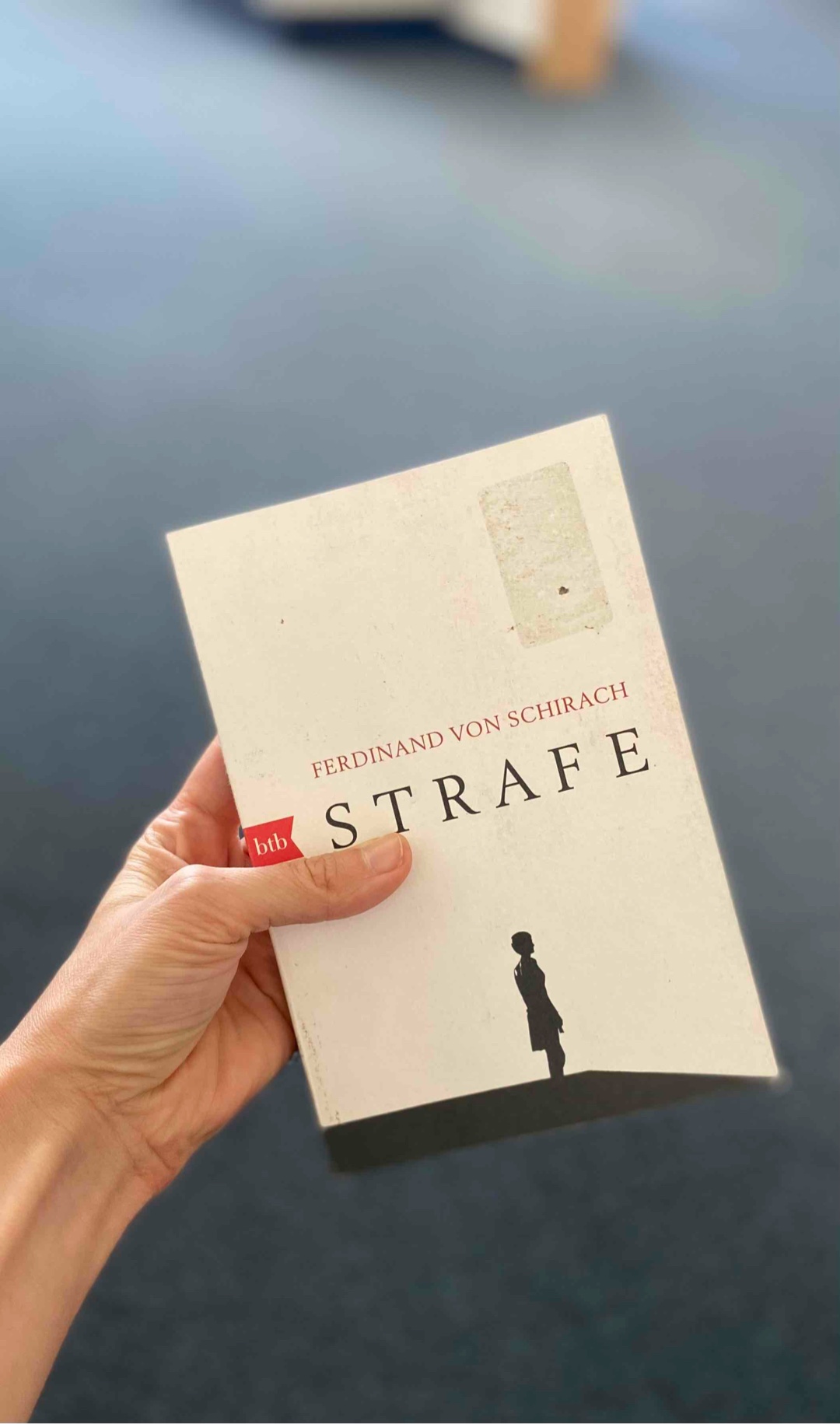 Wieder ein gelungenes Buch von Herrn Schirach. Die Geschichten lassen mich noch einige Zeit danach ins grübeln kommen. 
Ich kann es nur empfehlen.