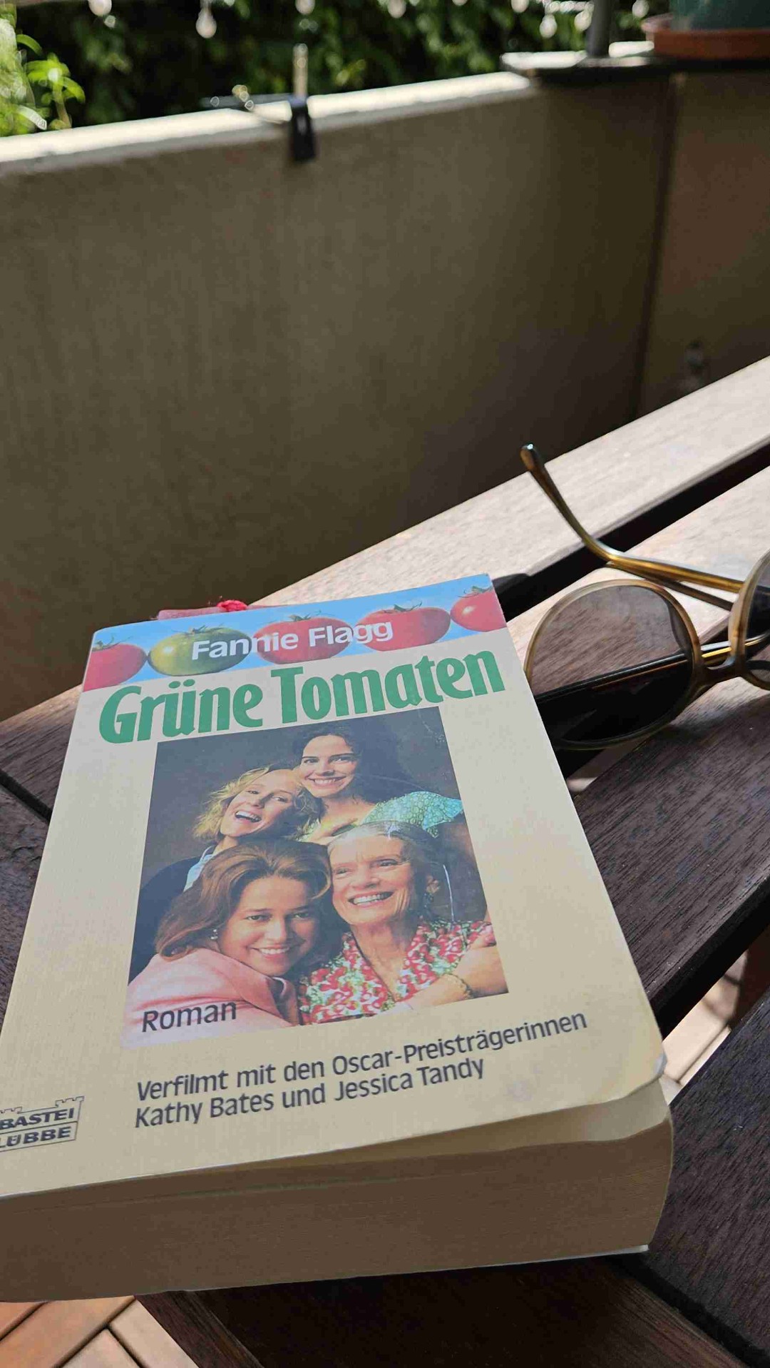 Eine tolle Geschichte über eine Gemeinschaft, wie sie diverser nicht sein könnte. Und das zu einer Zeit und in einem Land, wo Diskriminierung und Rassismus so normal sind, wie dass die Sonne im Osten aufgeht.
Eine Geschichte über Menschen, Frauen und Familien.